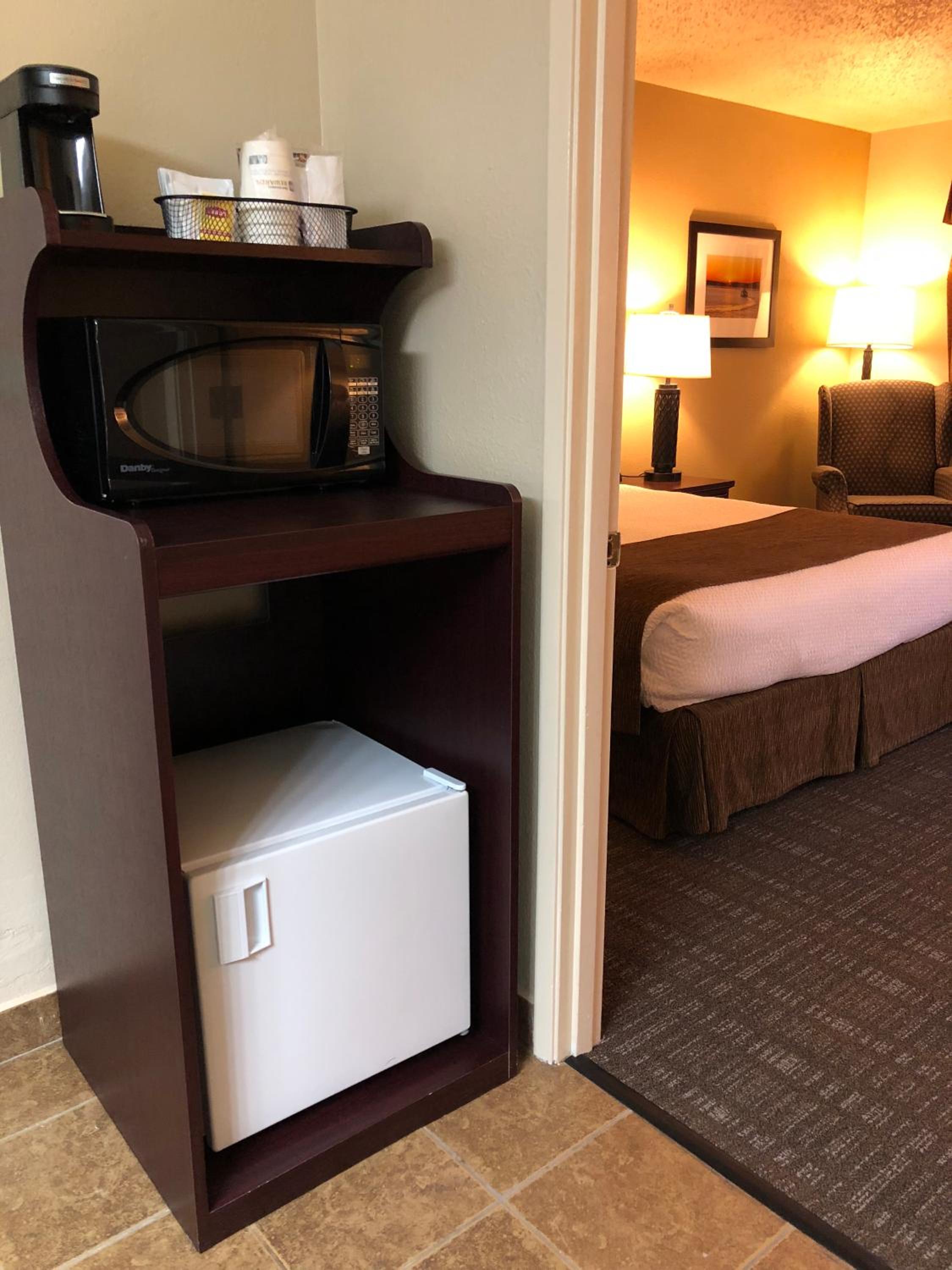 King Room with Roll-in Shower - Disability Access/Non-Smoking photo 3