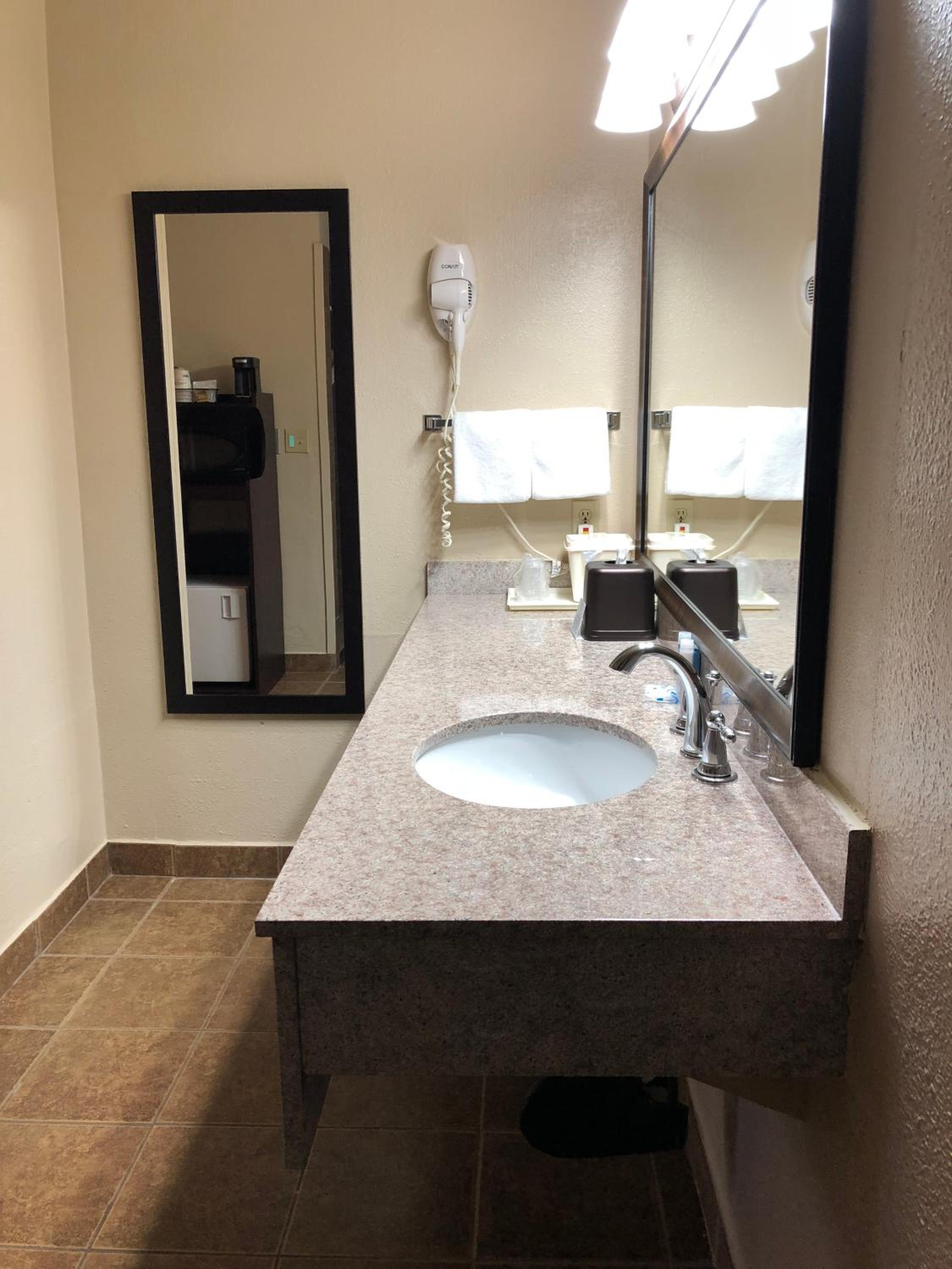 Queen Room with Roll-In Shower - Mobility Access photo 2