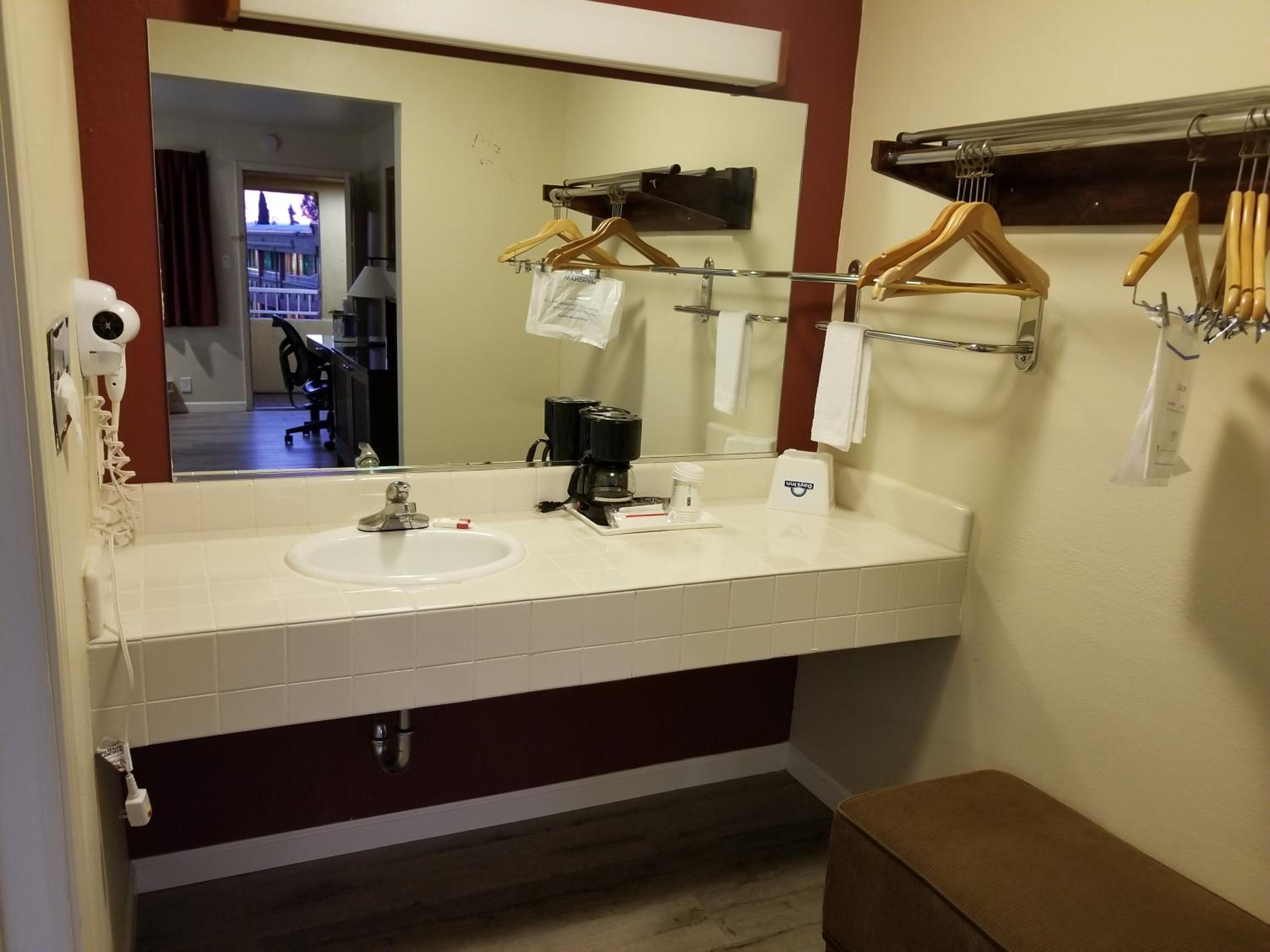 King Room - Non-Smoking - Photo 5