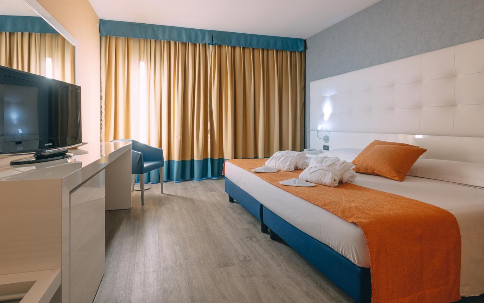 Deluxe Double Room - Photo 8