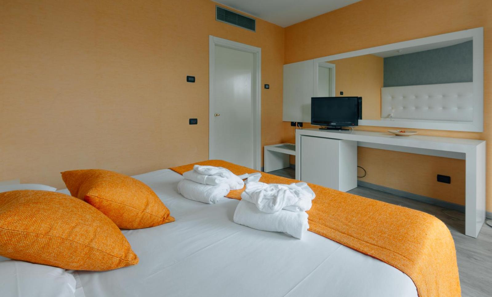 Deluxe Double Room - Photo 10