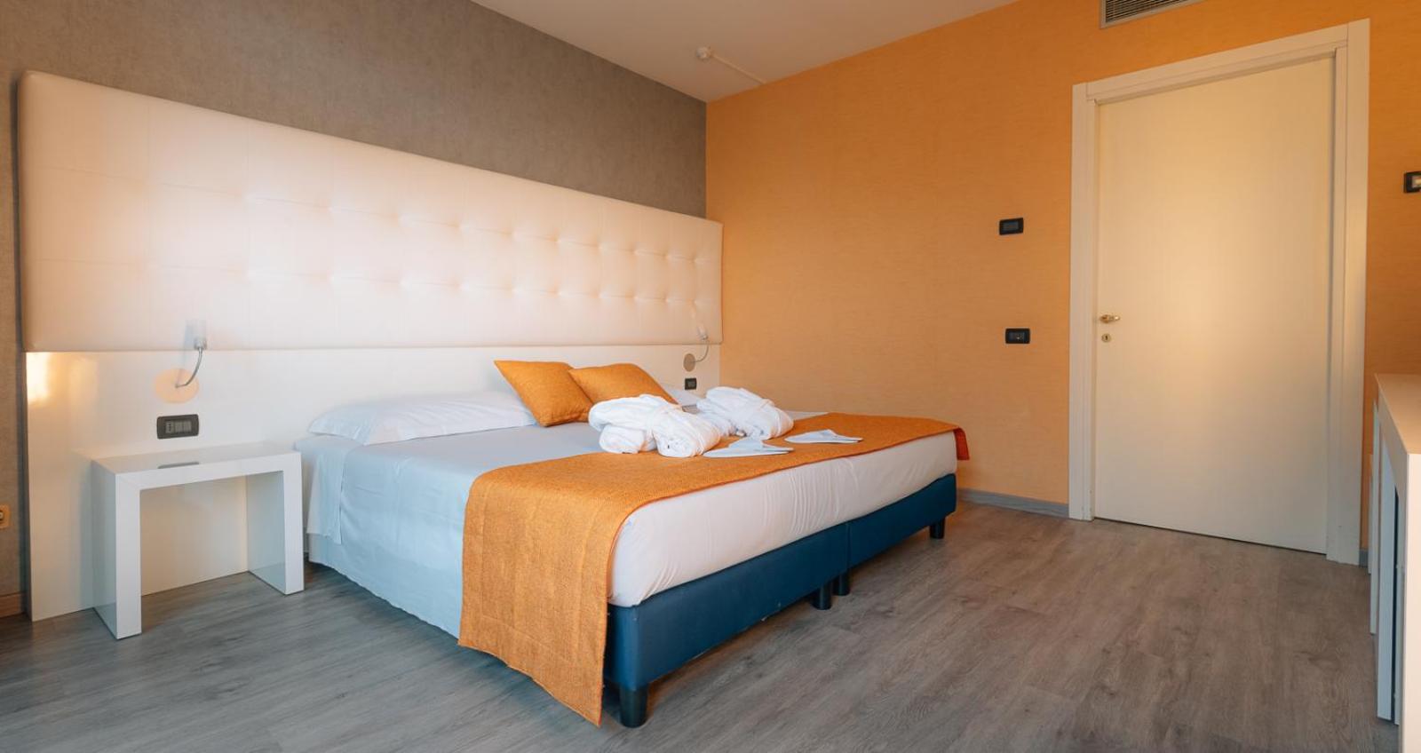 Deluxe Double Room - Photo 9
