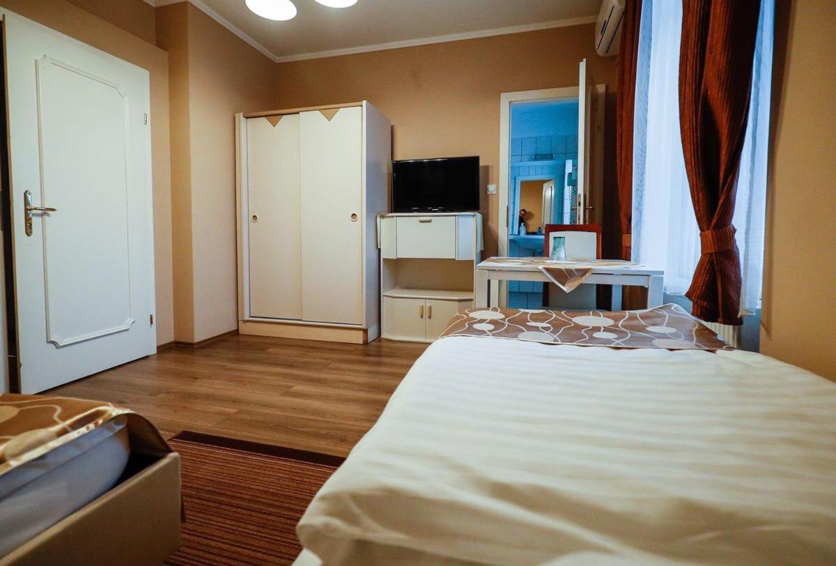 Double or Twin Room photo 2