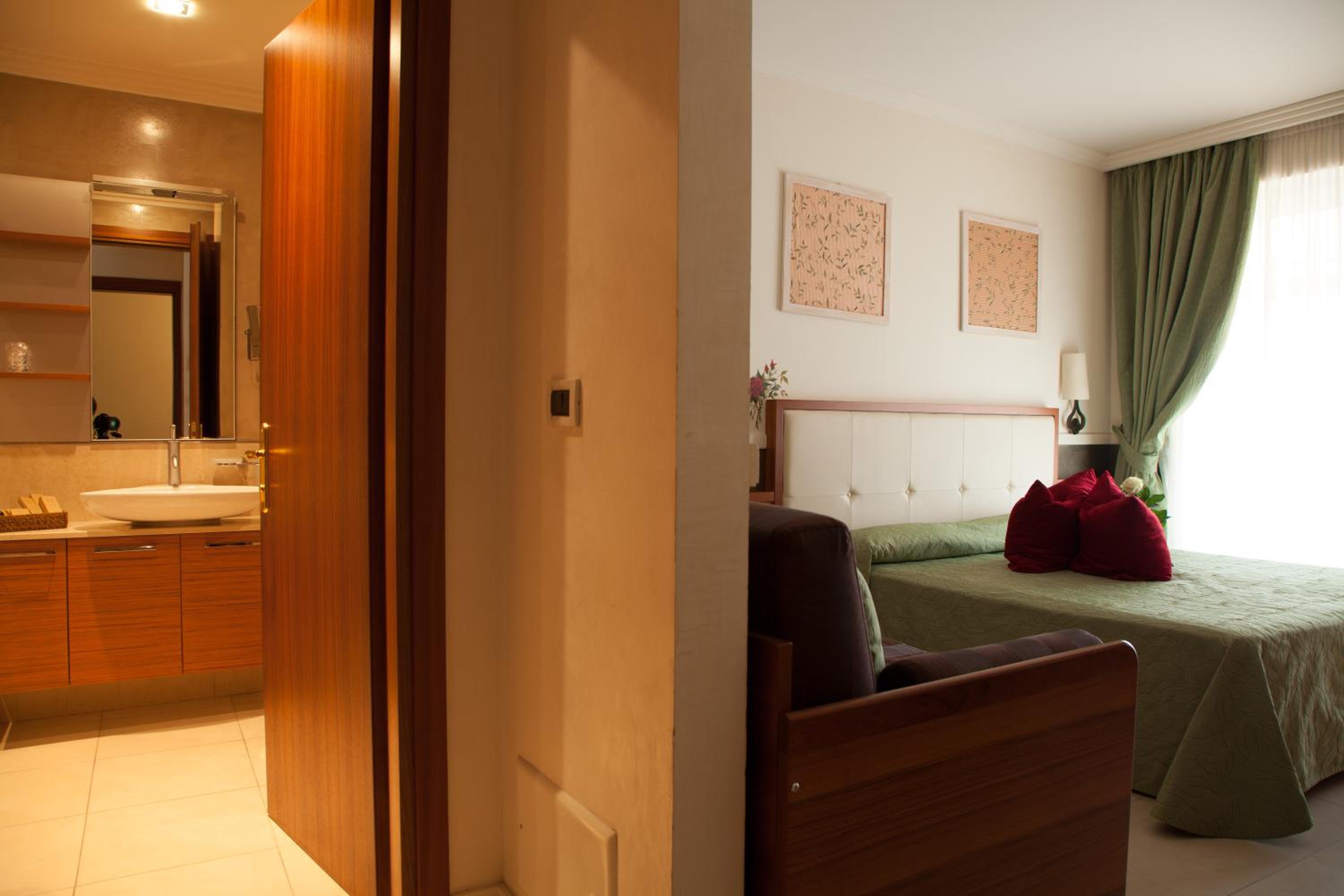 Deluxe Double Room - Photo 8