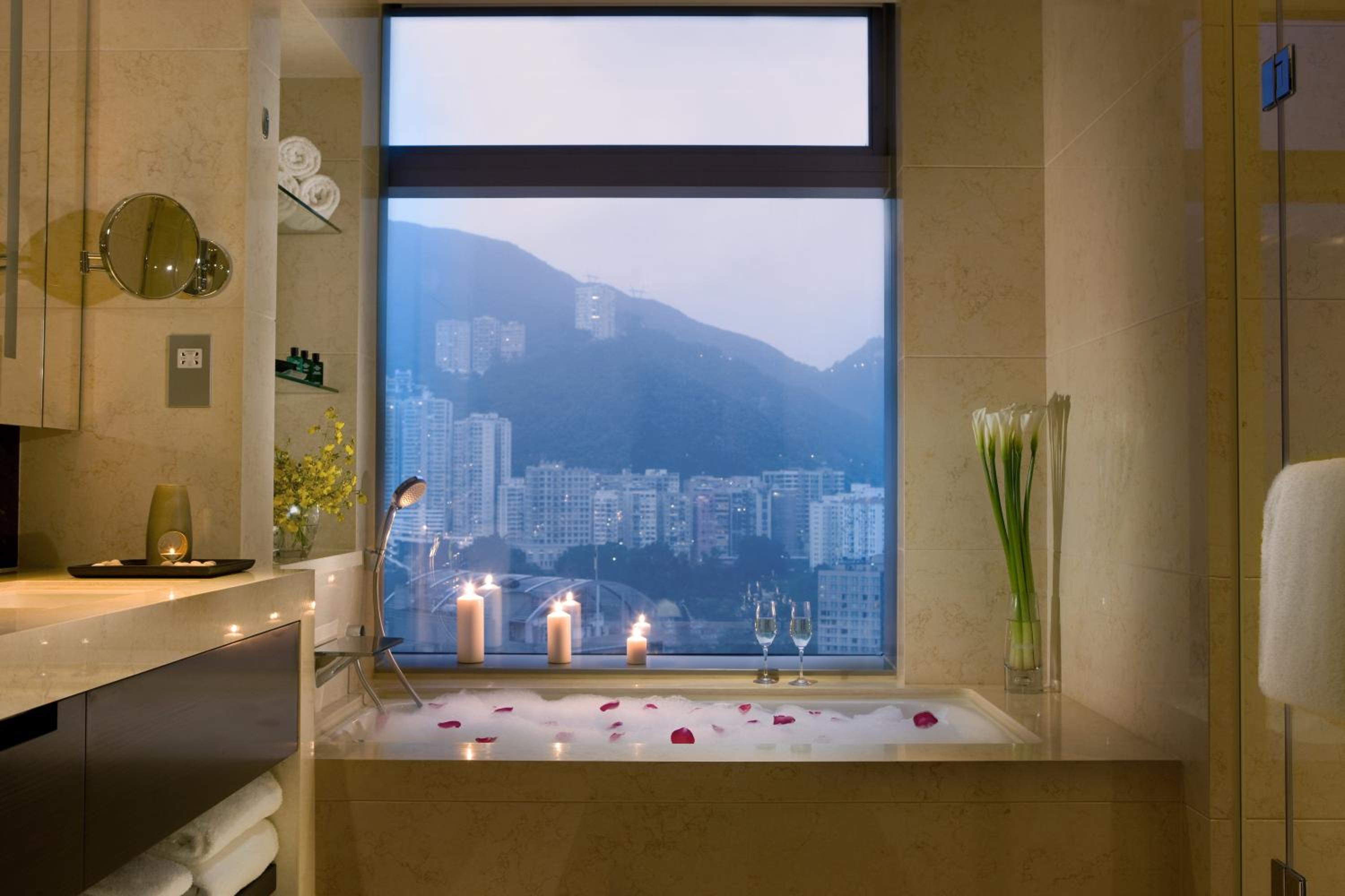 1 King One-Bedroom Suite Club Floor