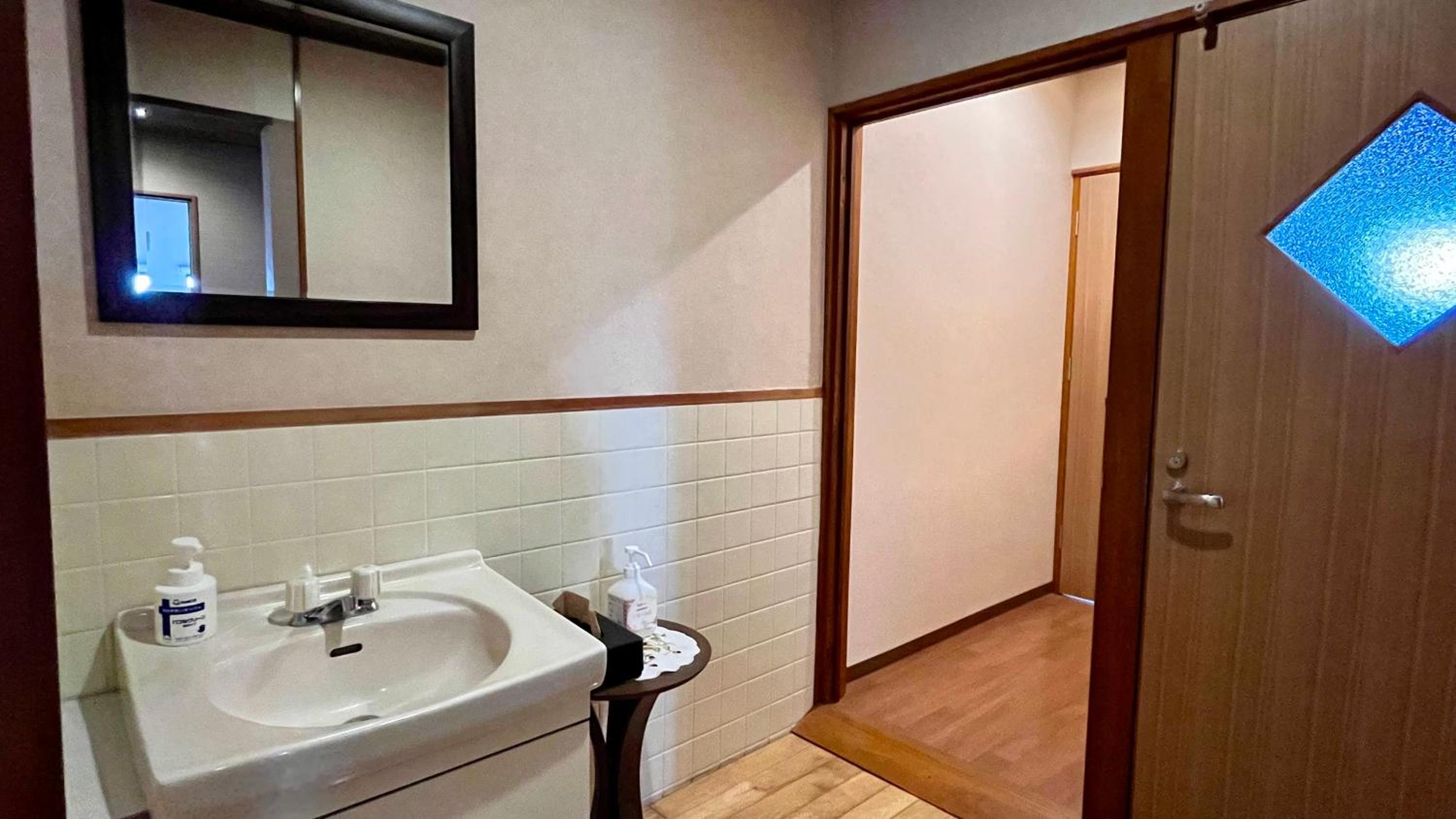 Single Room with Shared Shower and Toilet photo 1