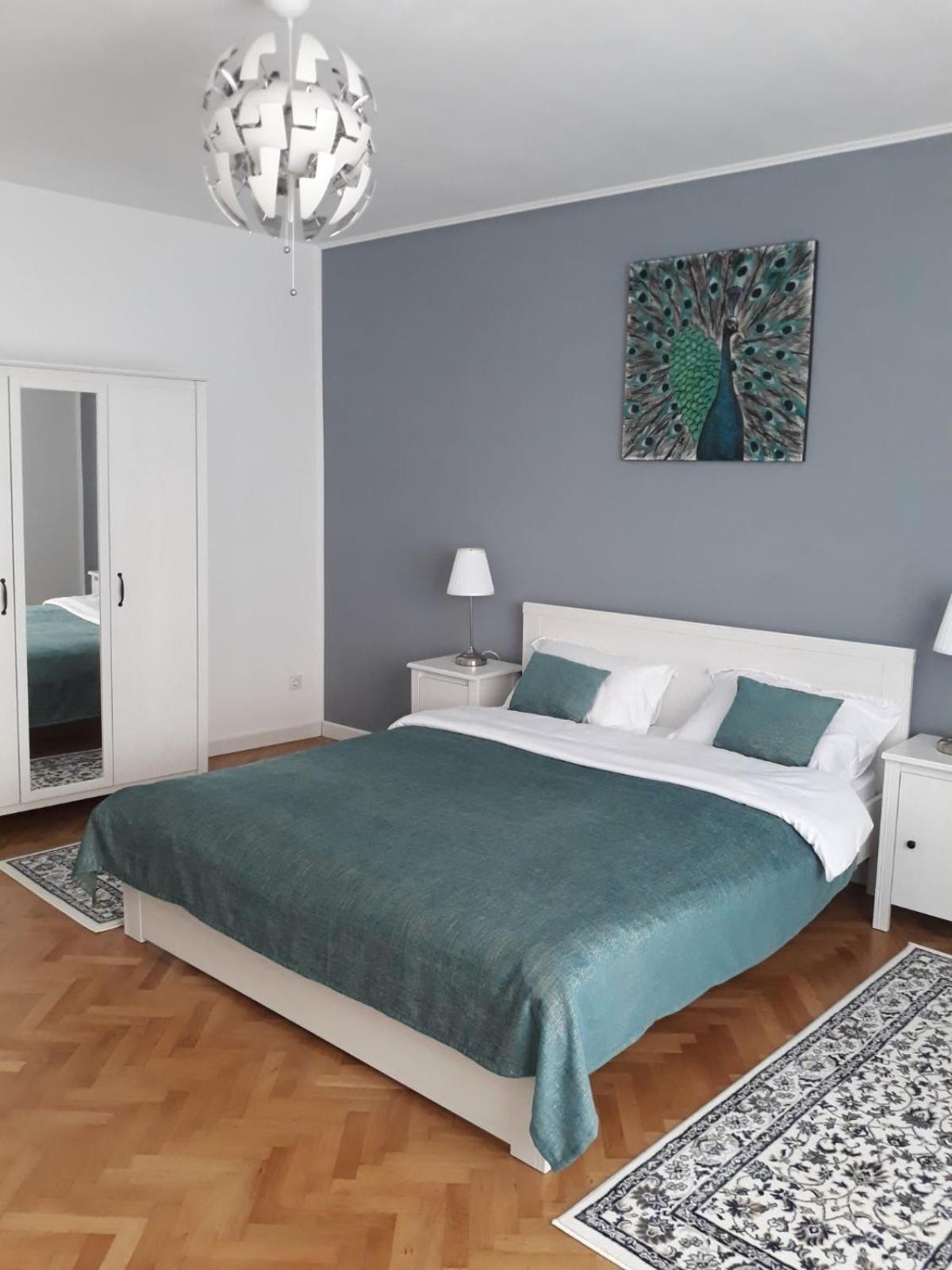 One-Bedroom Apartment - Photo 1