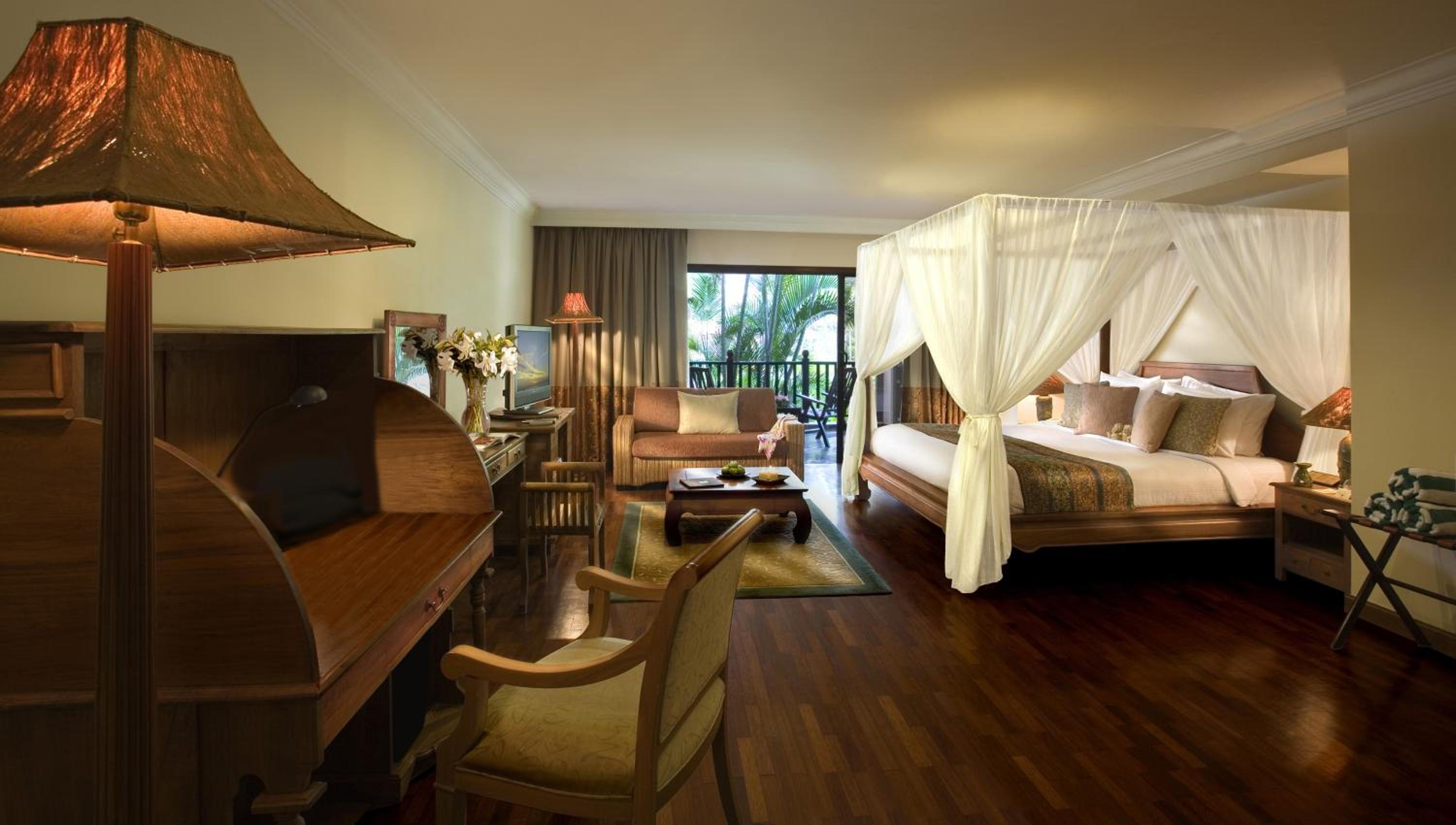 Executive King Room Pool View - Photo 3