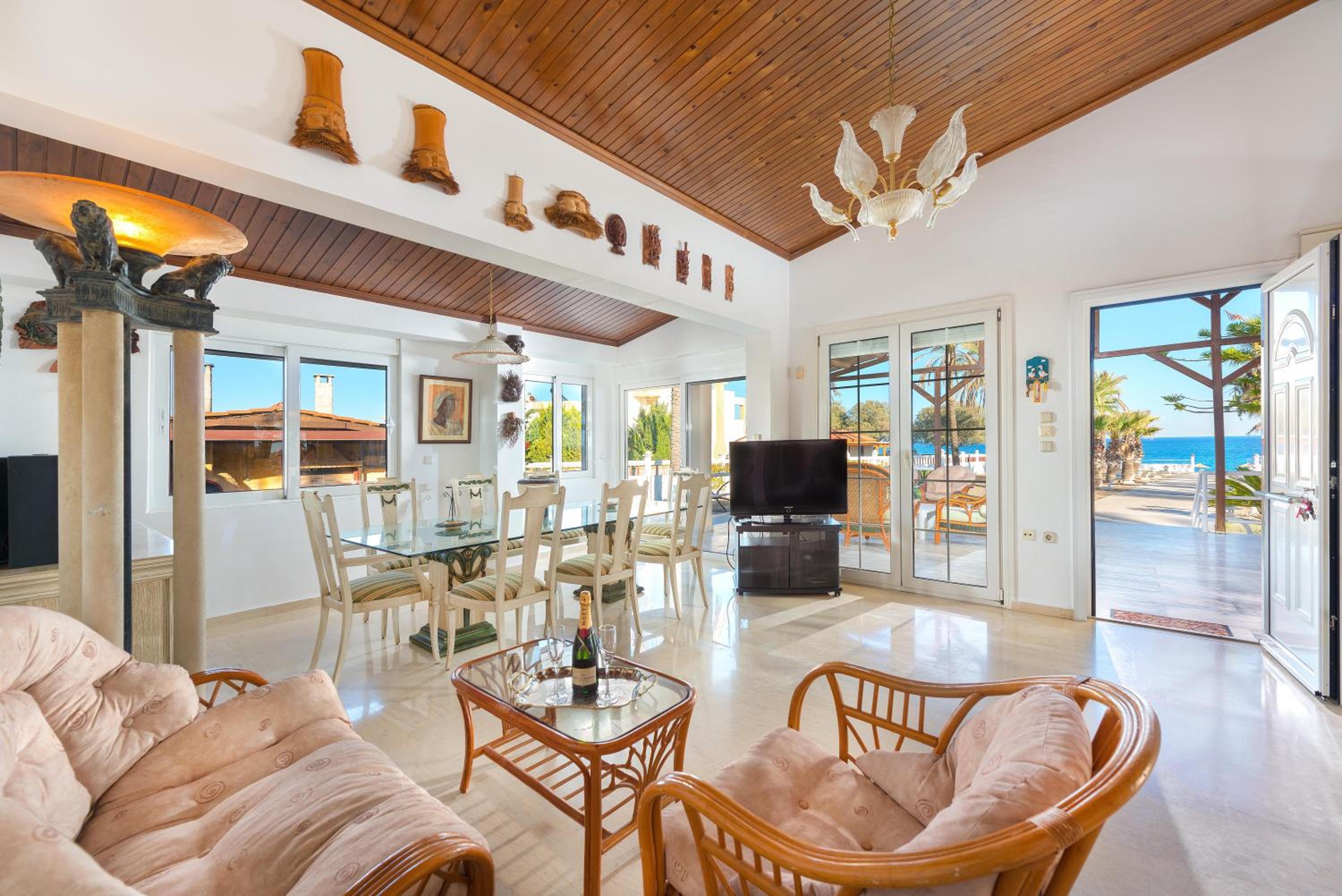 Five-Bedroom House photo 1