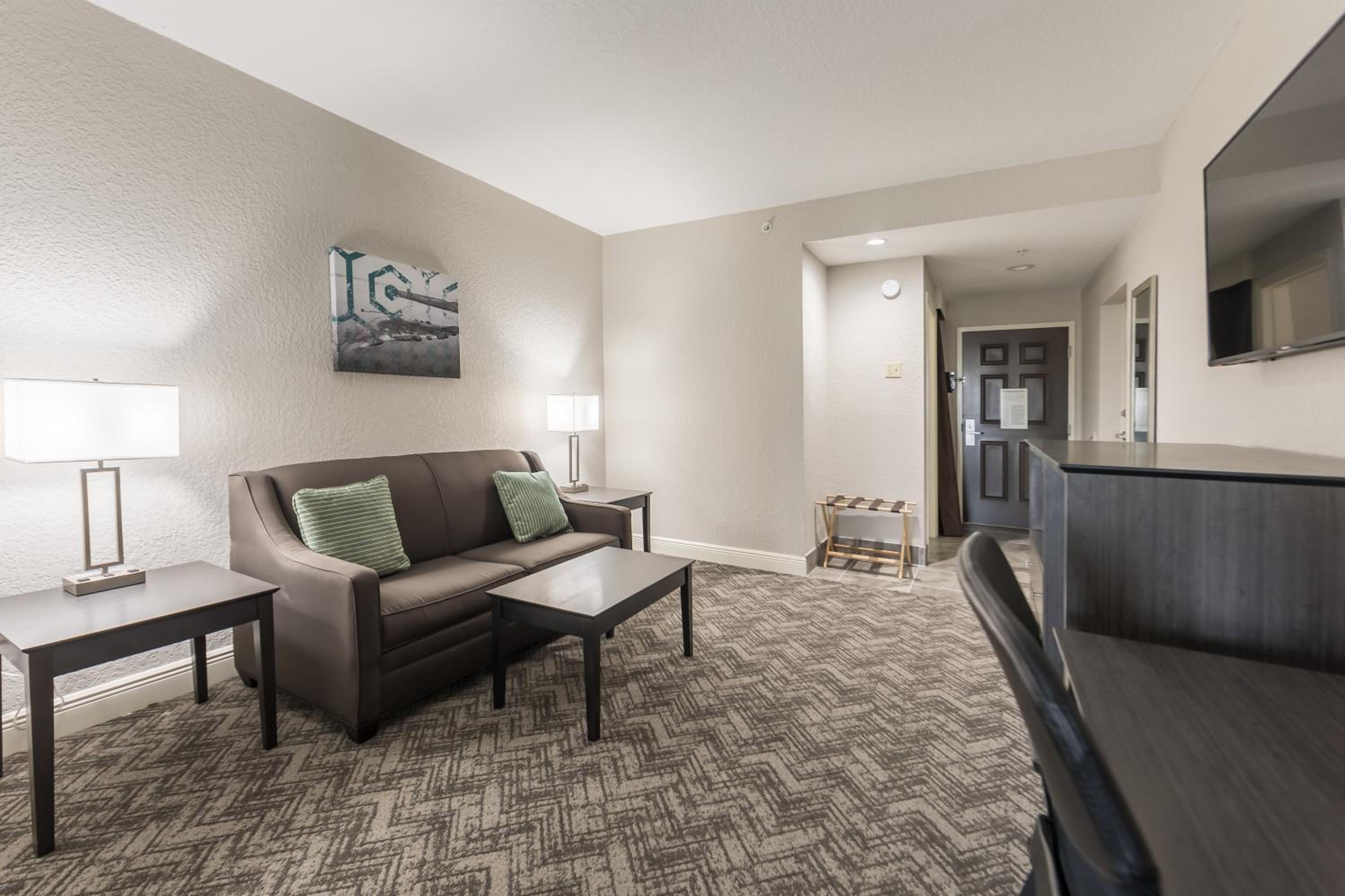King Suite with Sofa Bed - Non-Smoking - Photo 4