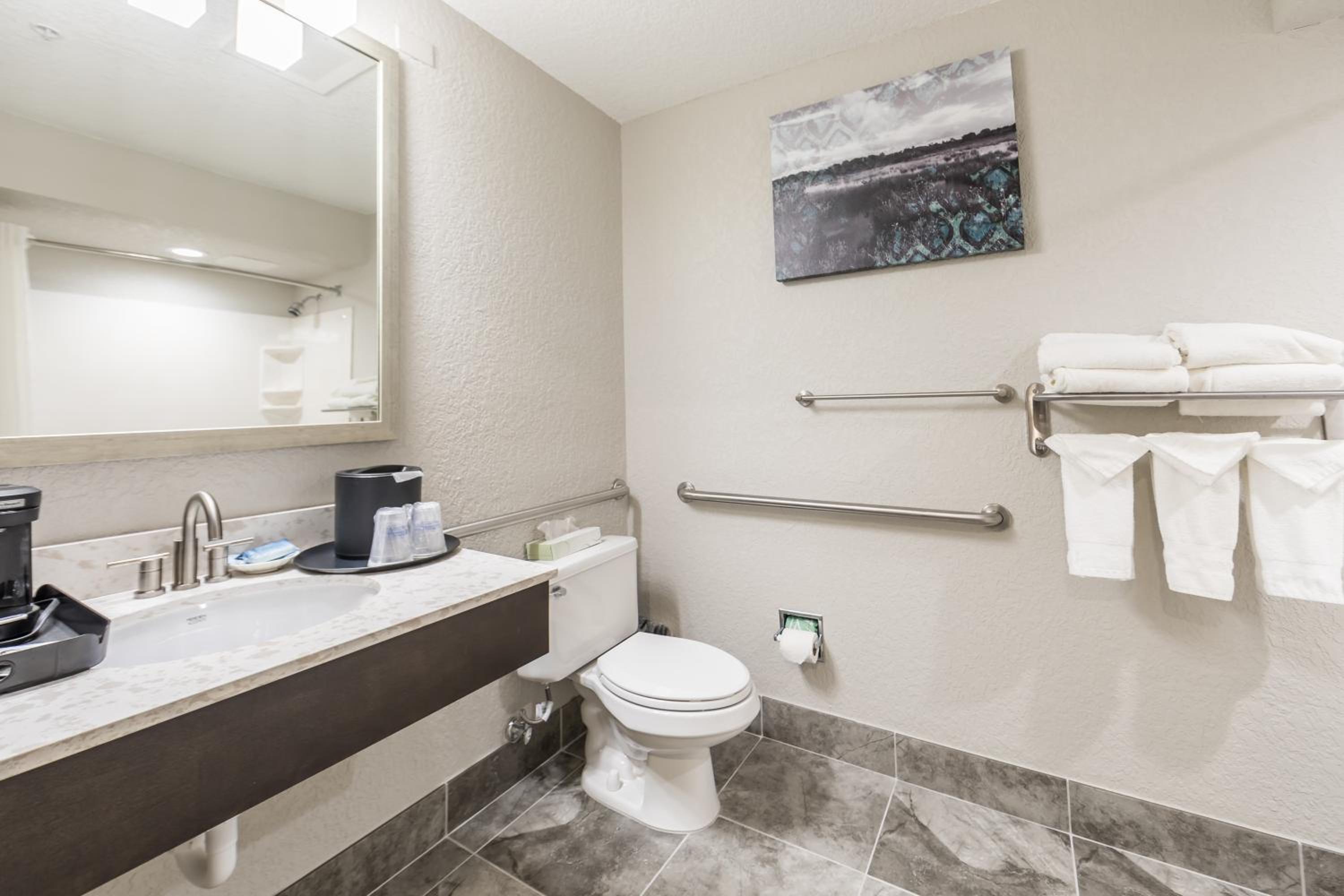 King Room with Roll-In Shower - Mobility Access/Communication Assistance - Photo 3