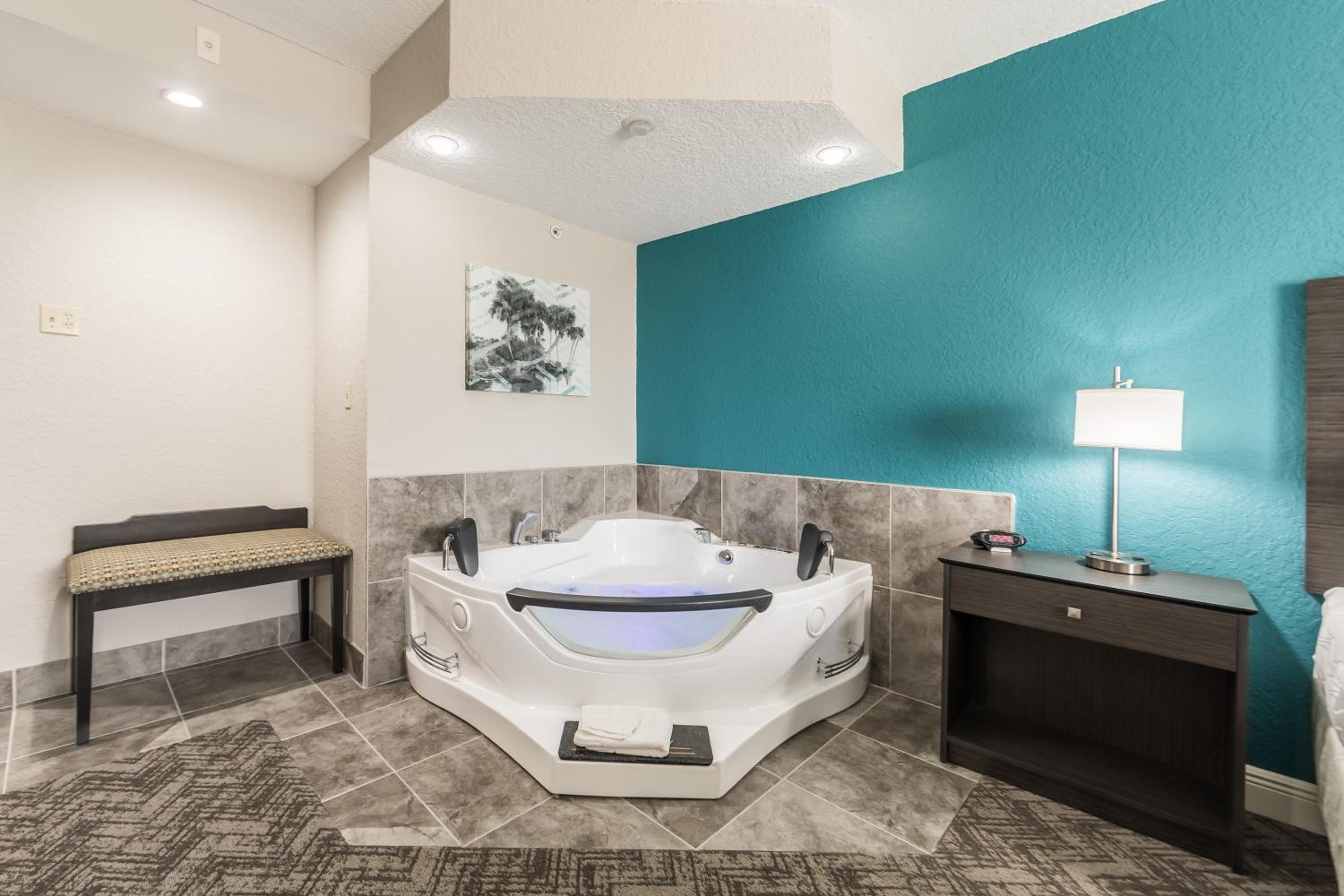 King Suite with Spa Bath - Non-Smoking - Photo 11