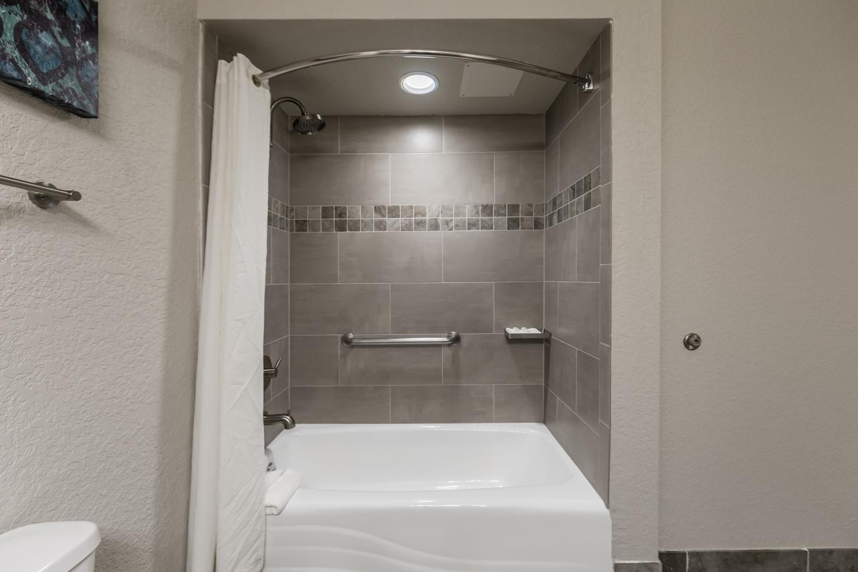 King Suite with Spa Bath - Non-Smoking - Photo 8