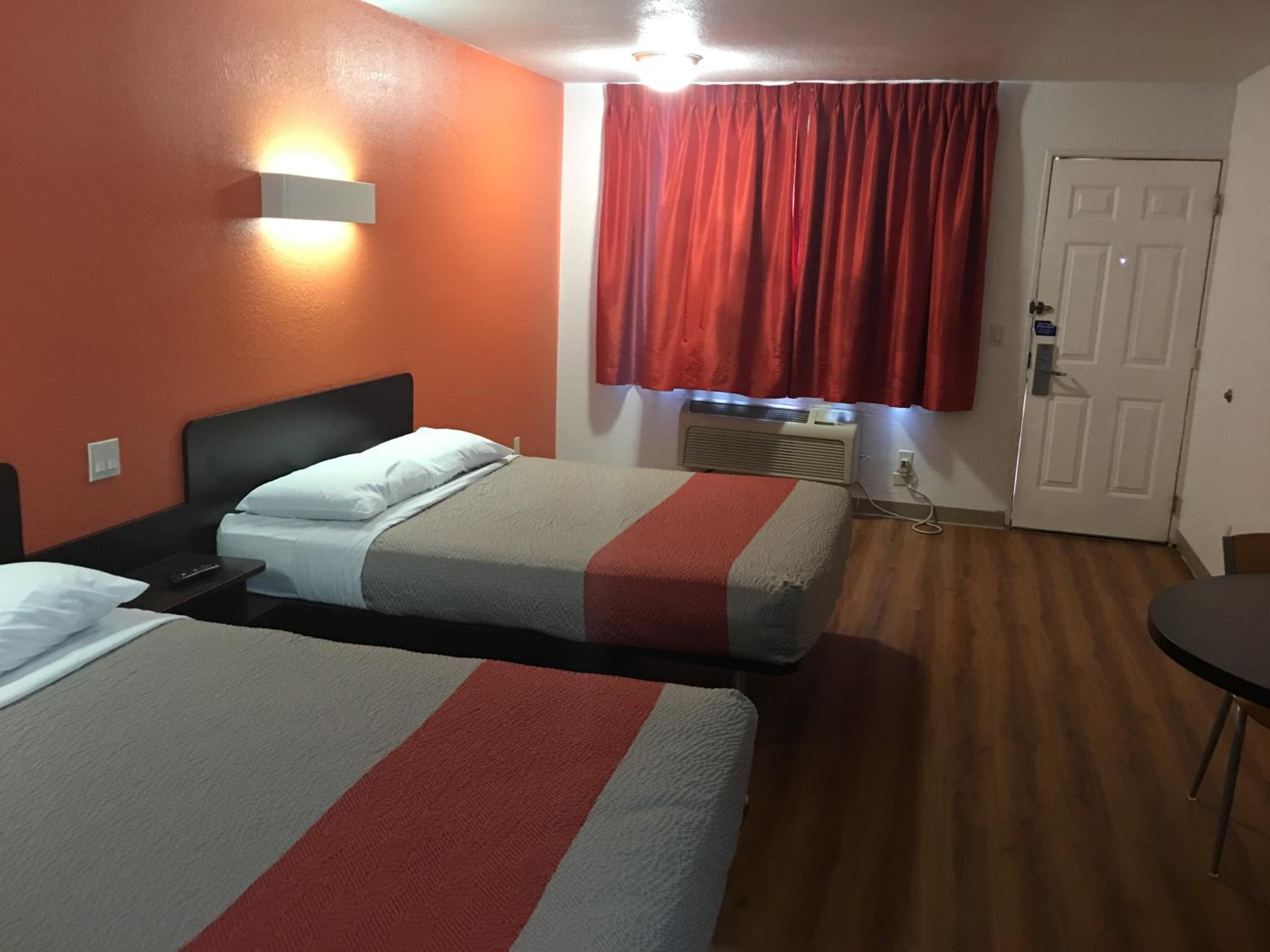 Queen Room with Two Queen Beds - Non-Smoking - Photo 2
