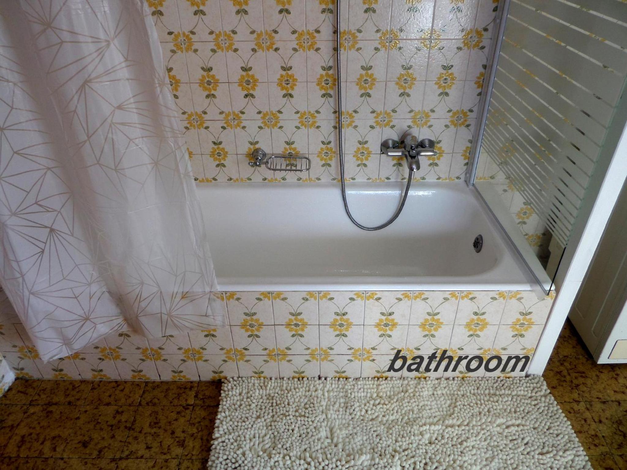 Double Room with Private Bathroom - Photo 9