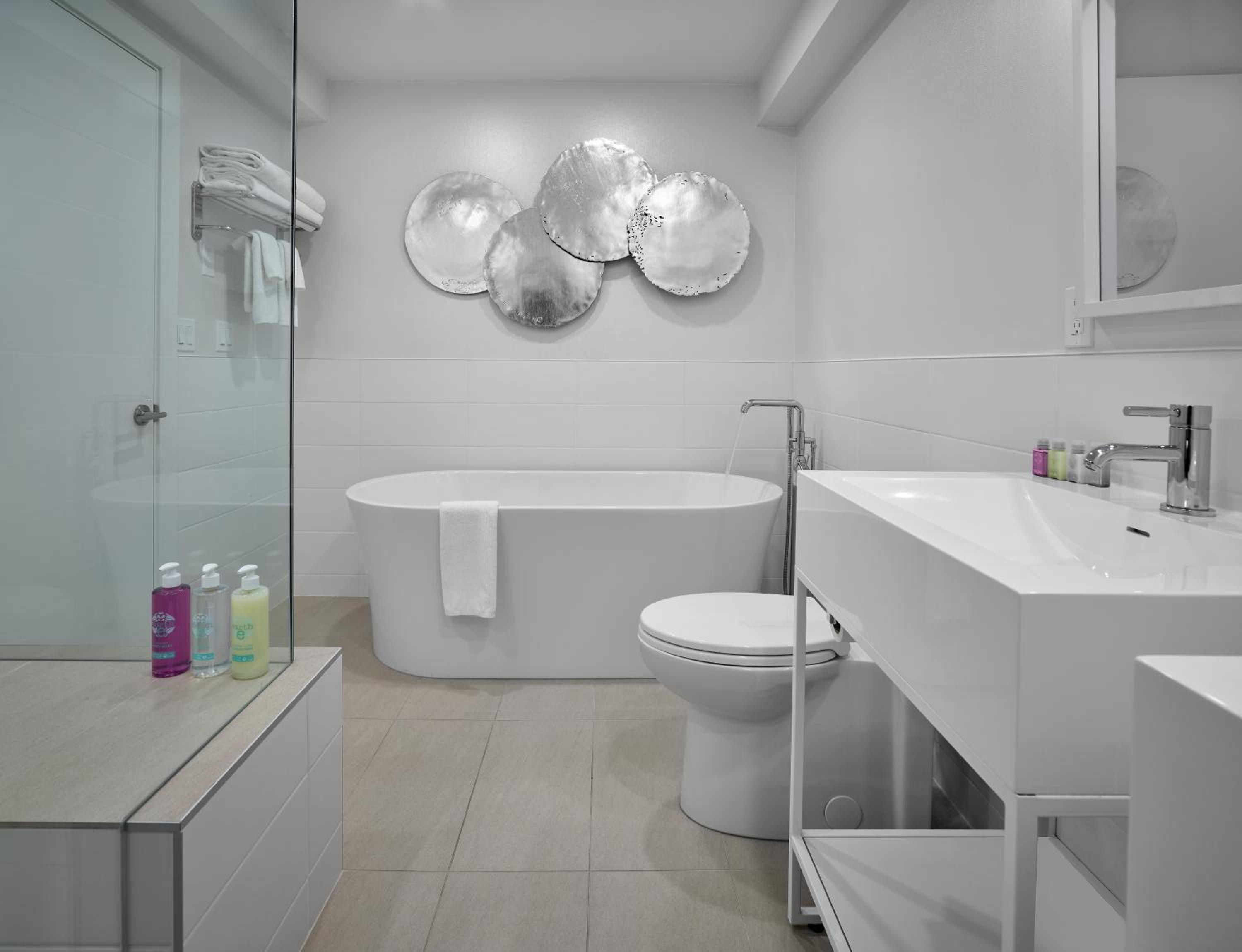 Coast Premium King Suite with Soaker Tub photo 2