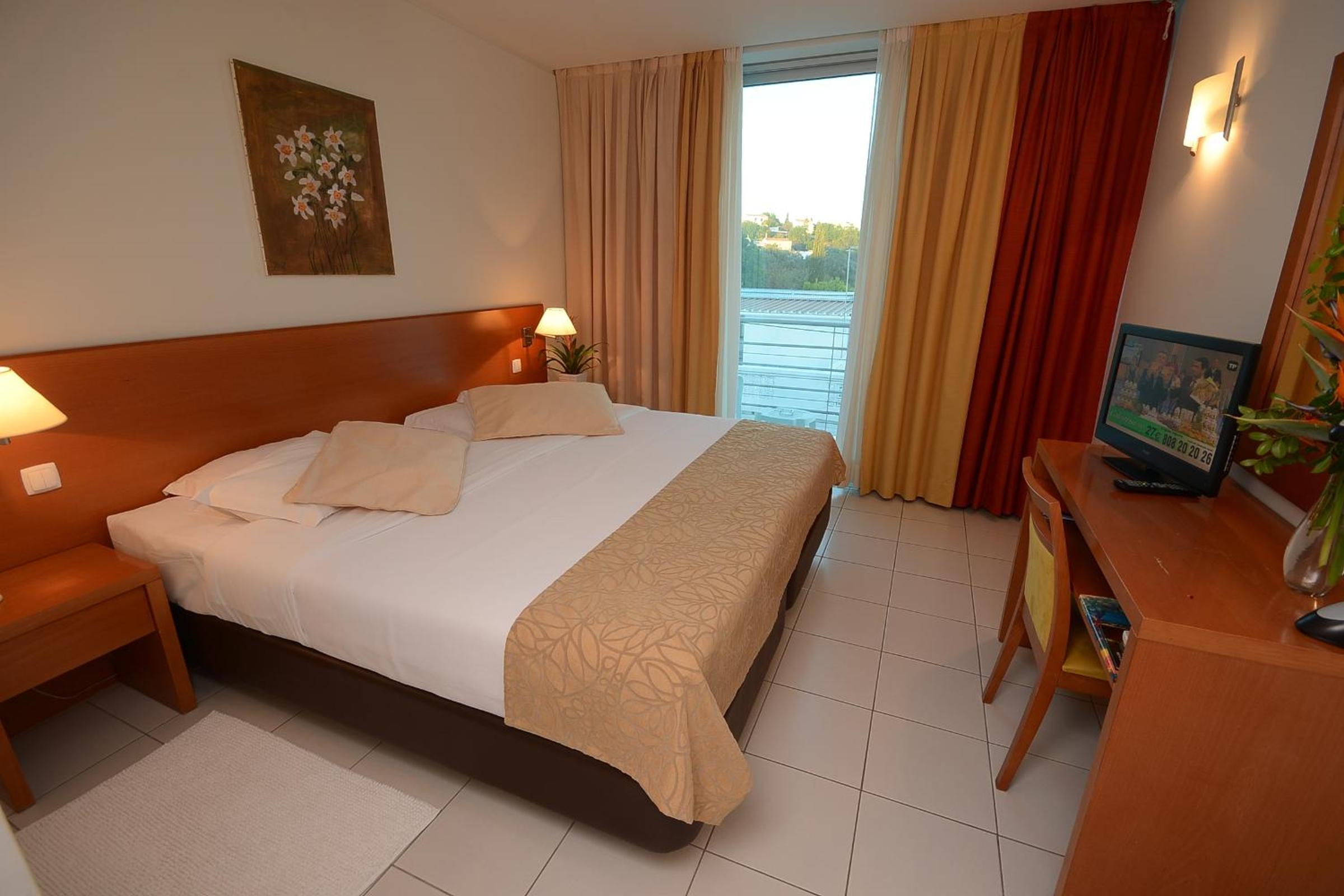 Standard Double or Twin Room - Photo 18