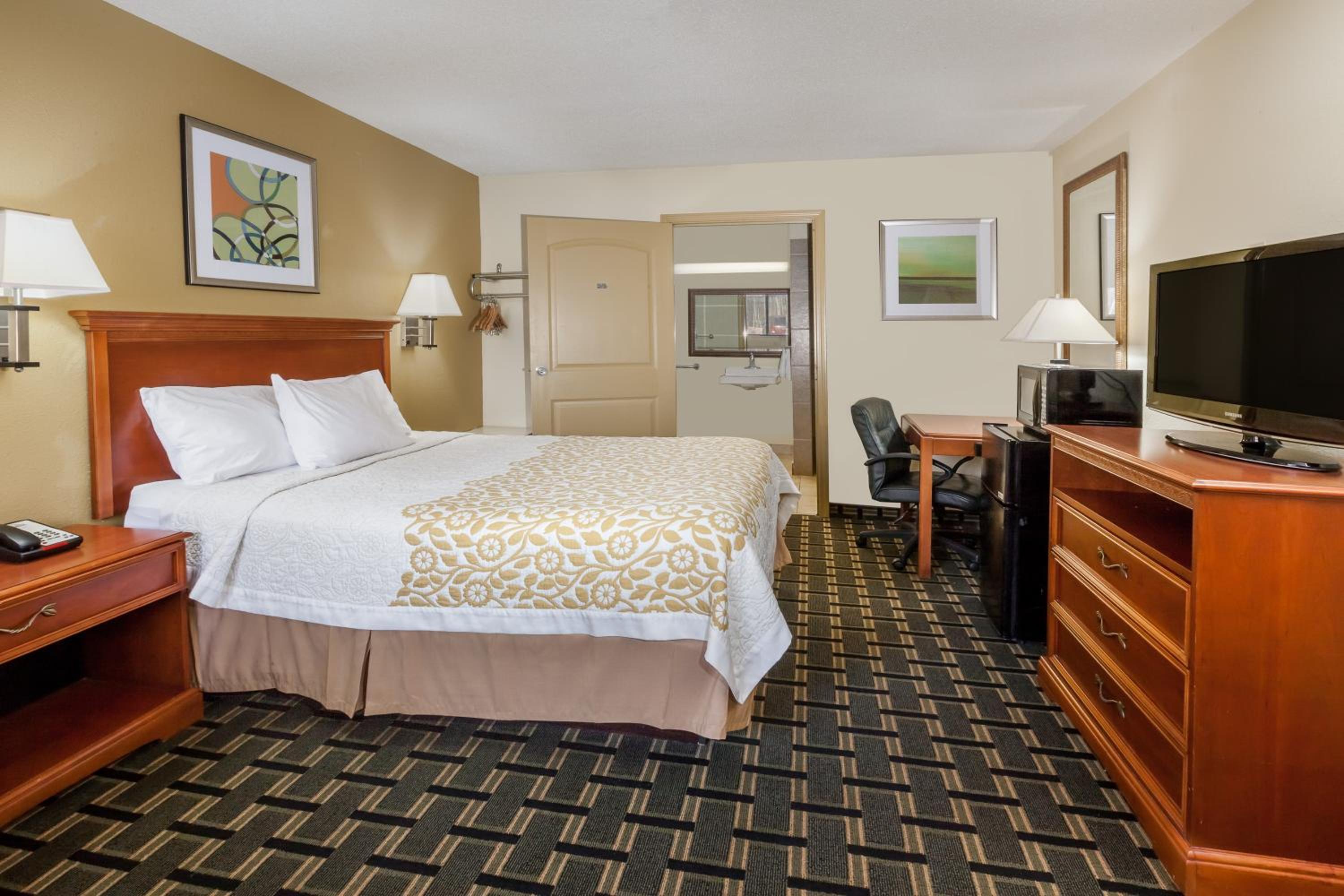 Queen Room with One Queen Bed (Non Smoking) (Accessible) photo 1