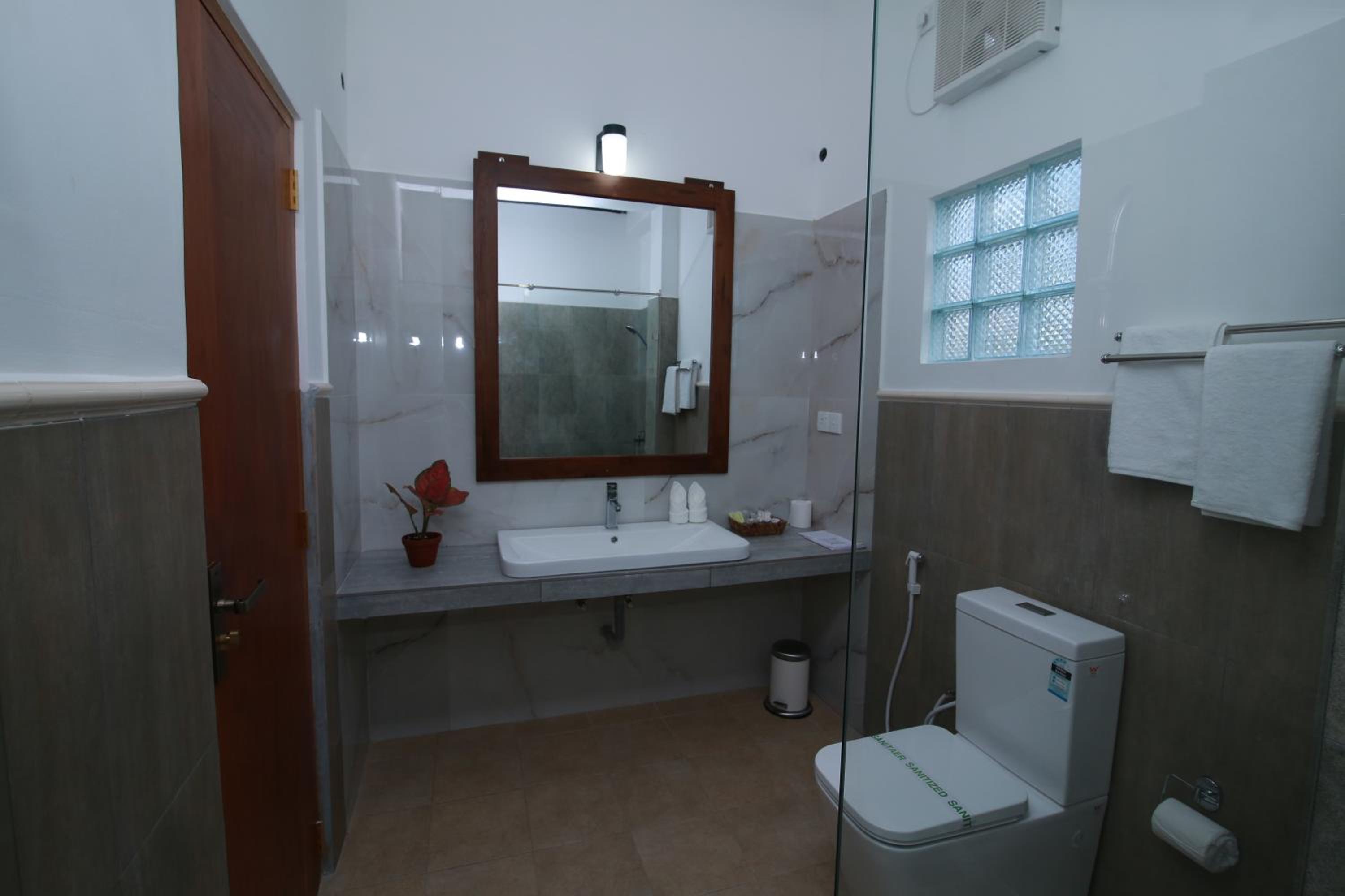 Deluxe Double Room with Balcony photo 2