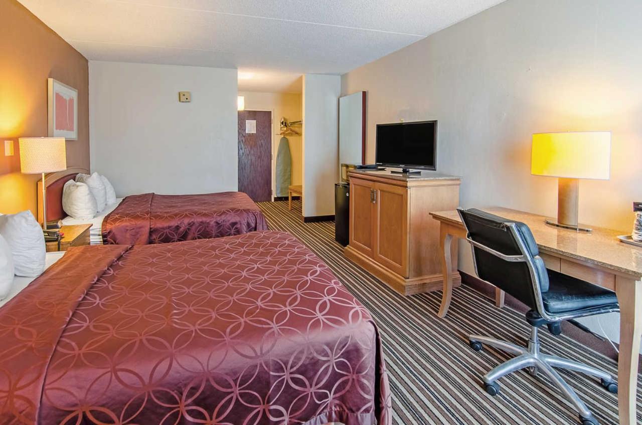 Queen Room with Two Queen Beds - Non-Smoking - Photo 3