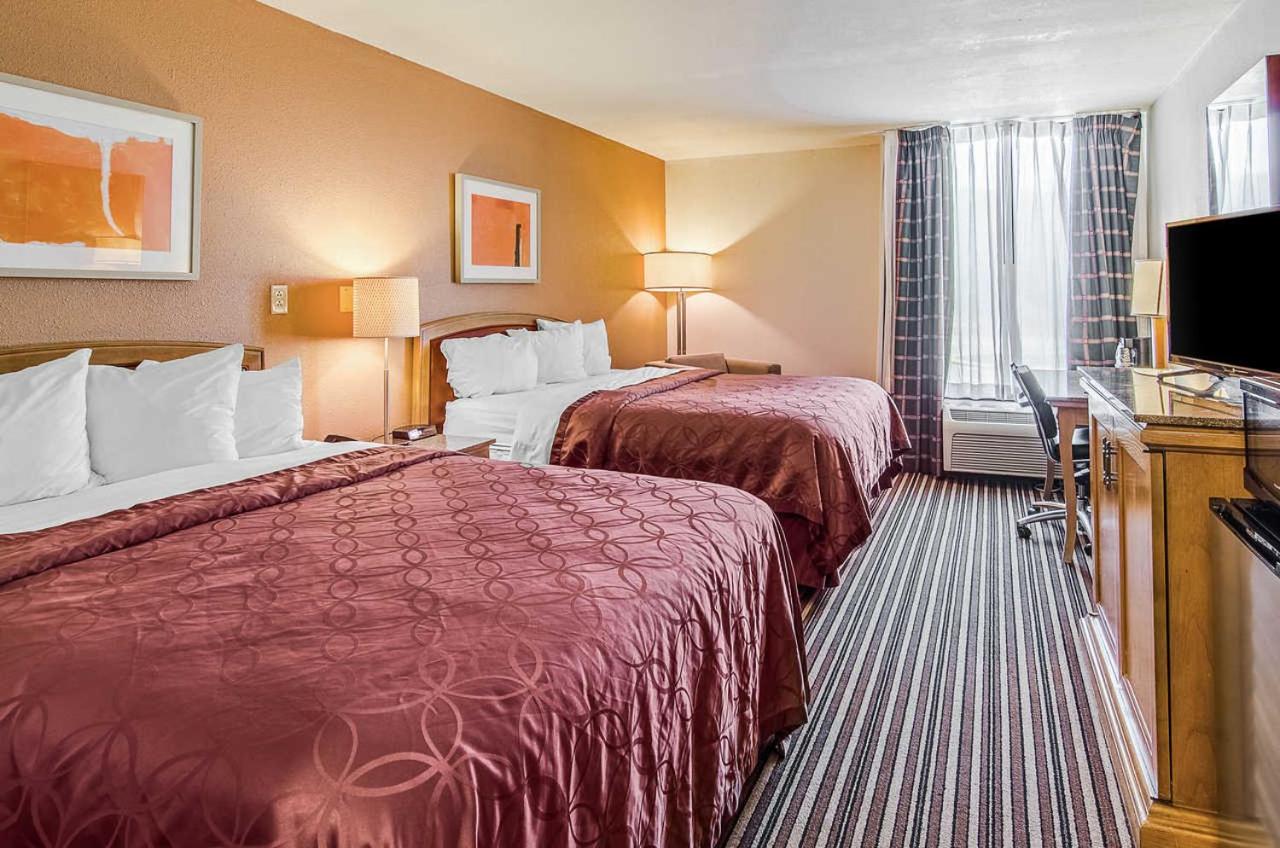 Queen Room with Two Queen Beds - Non-Smoking - Photo 2