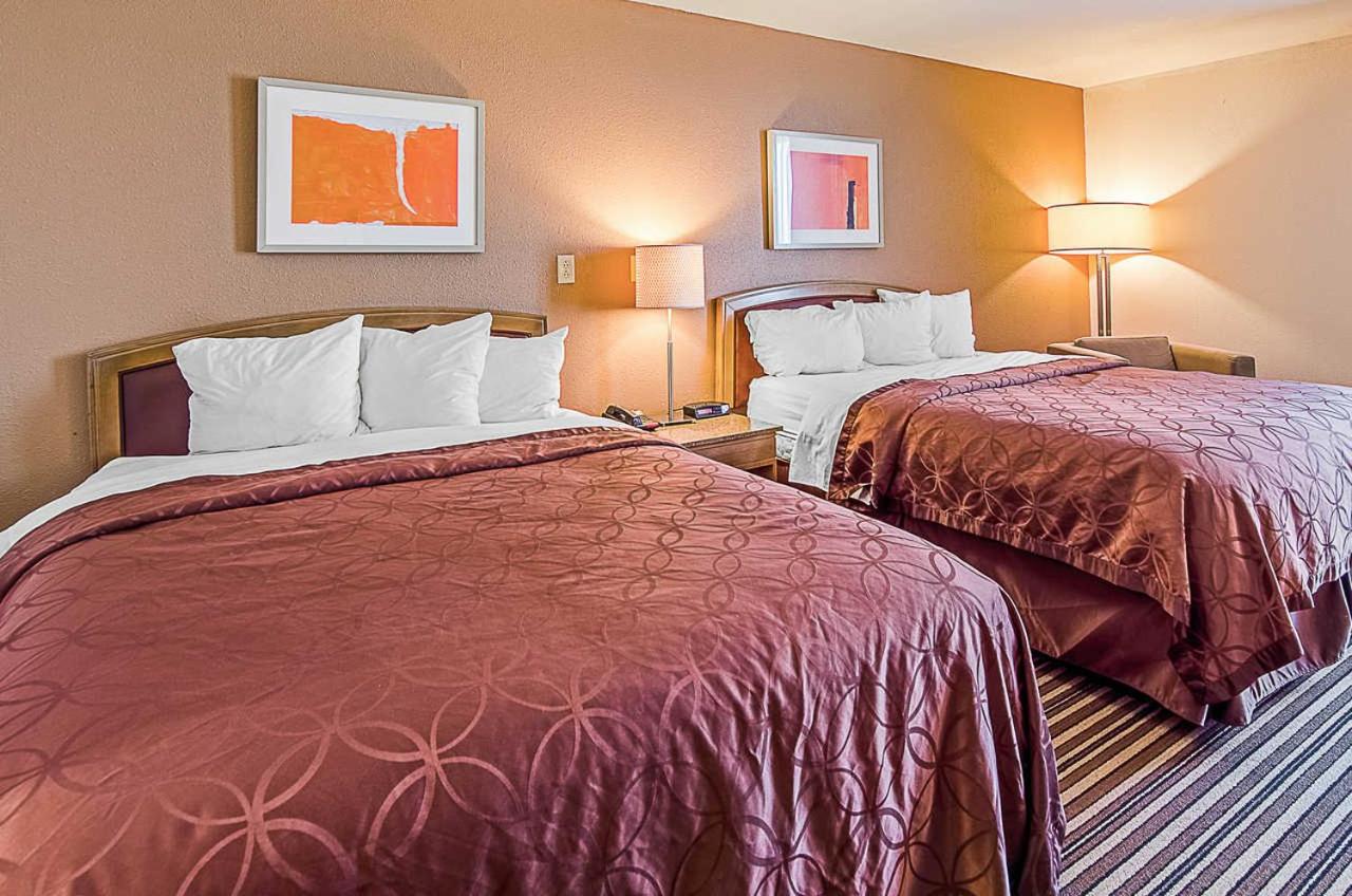 Queen Room with Two Queen Beds - Non-Smoking - Photo 4