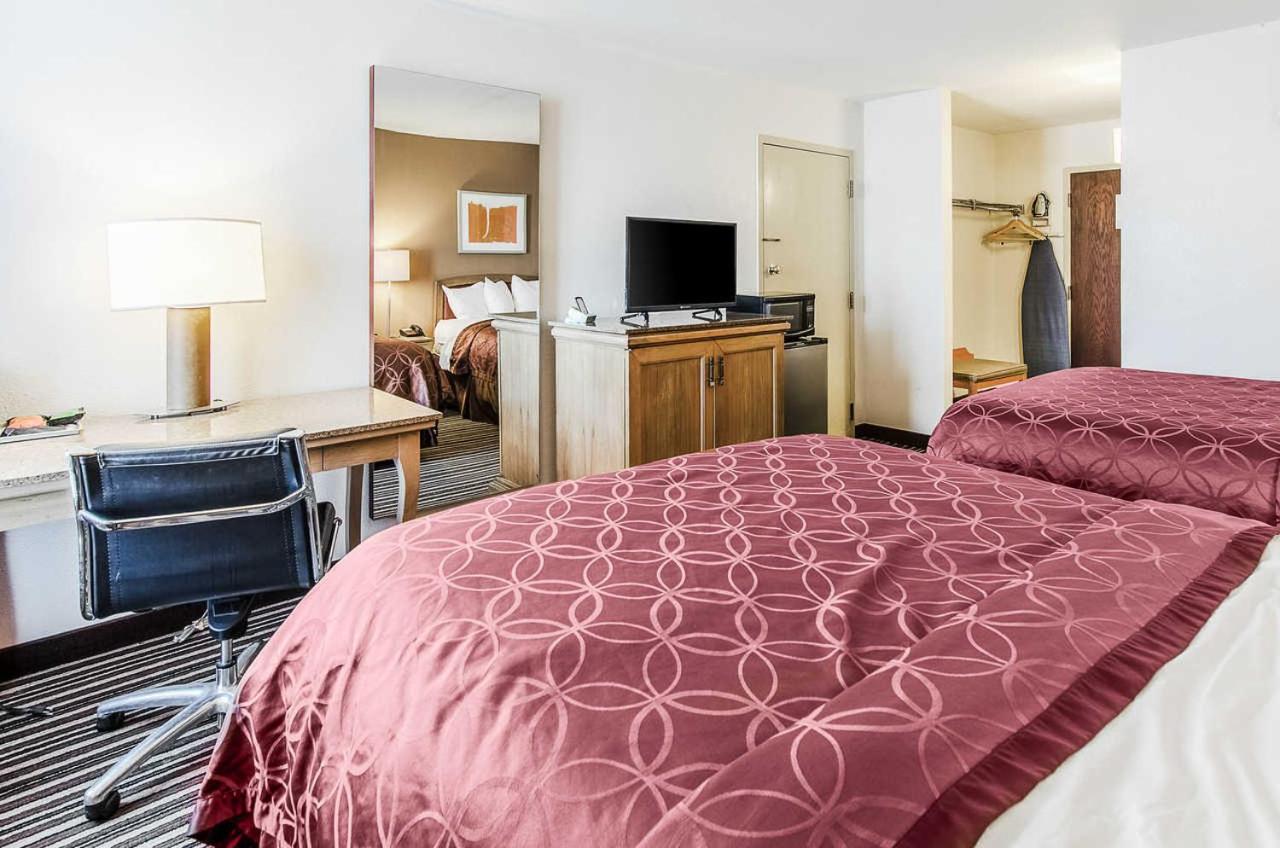 Queen Room with Two Queen Beds - Non-Smoking - Photo 5