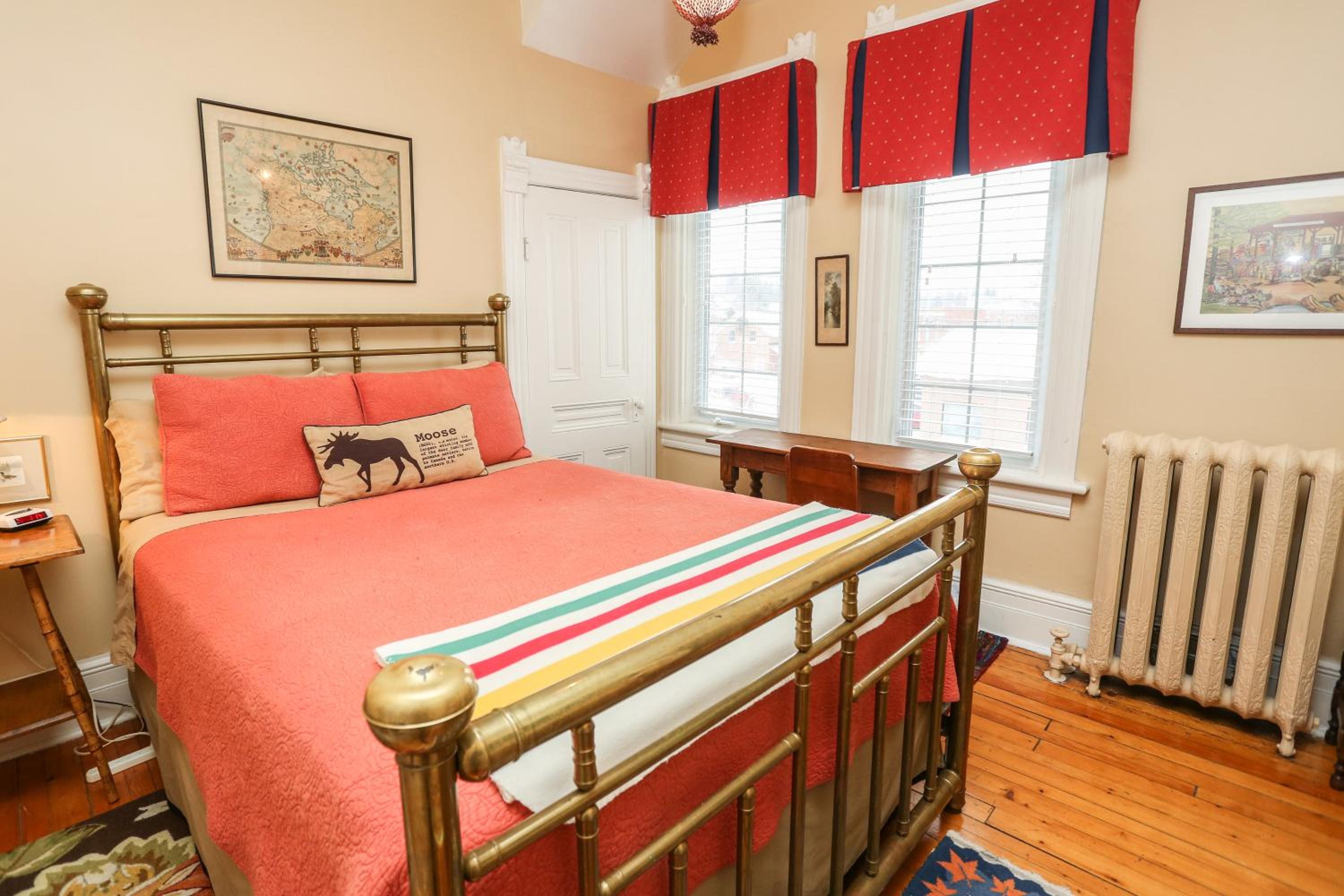 Queen Room with En Suite Bathroom