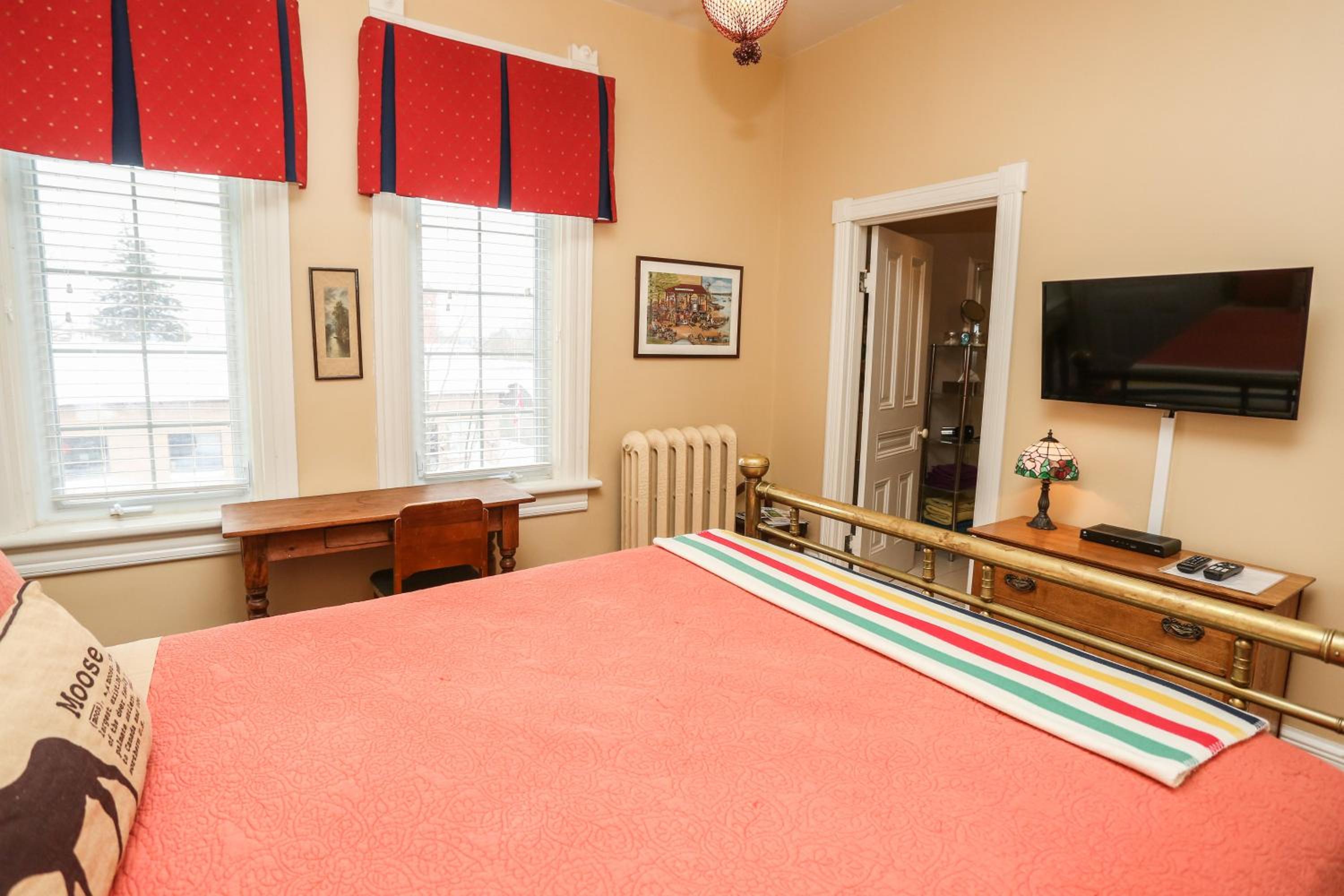 Queen Room with En Suite Bathroom photo 3
