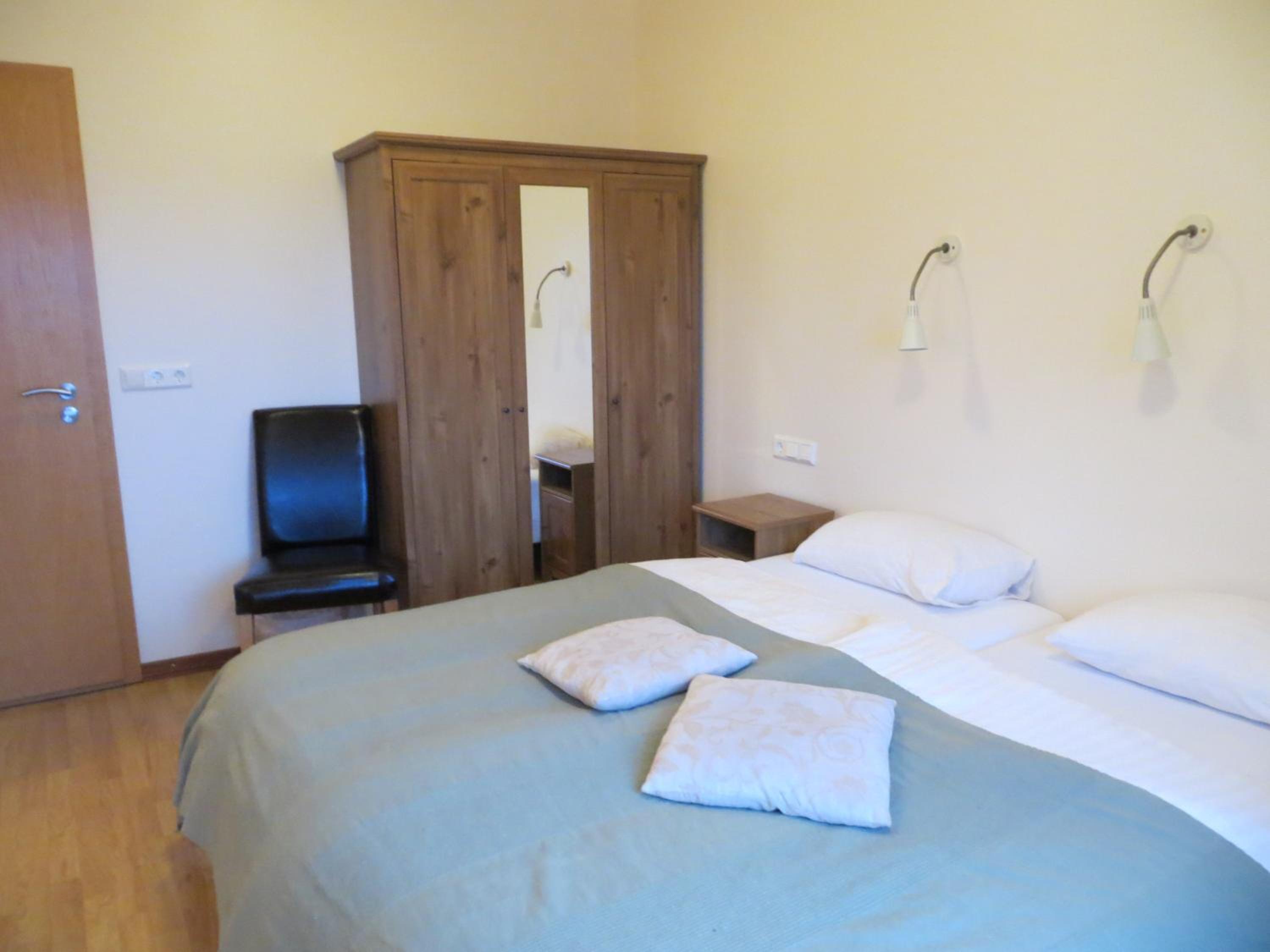 Double or Twin Room with Private Bathroom - Photo 3