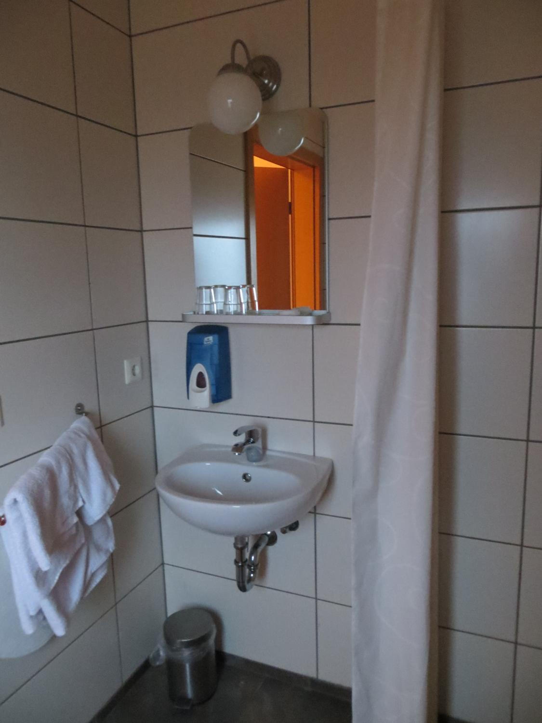 Double or Twin Room with Private Bathroom - Photo 1