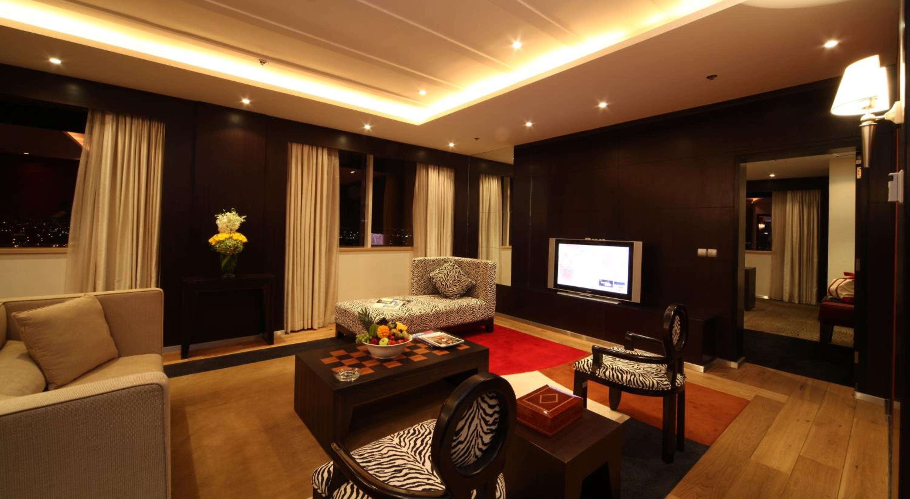 Royal Suite with Double Bed and Kitchen thumbnail 5