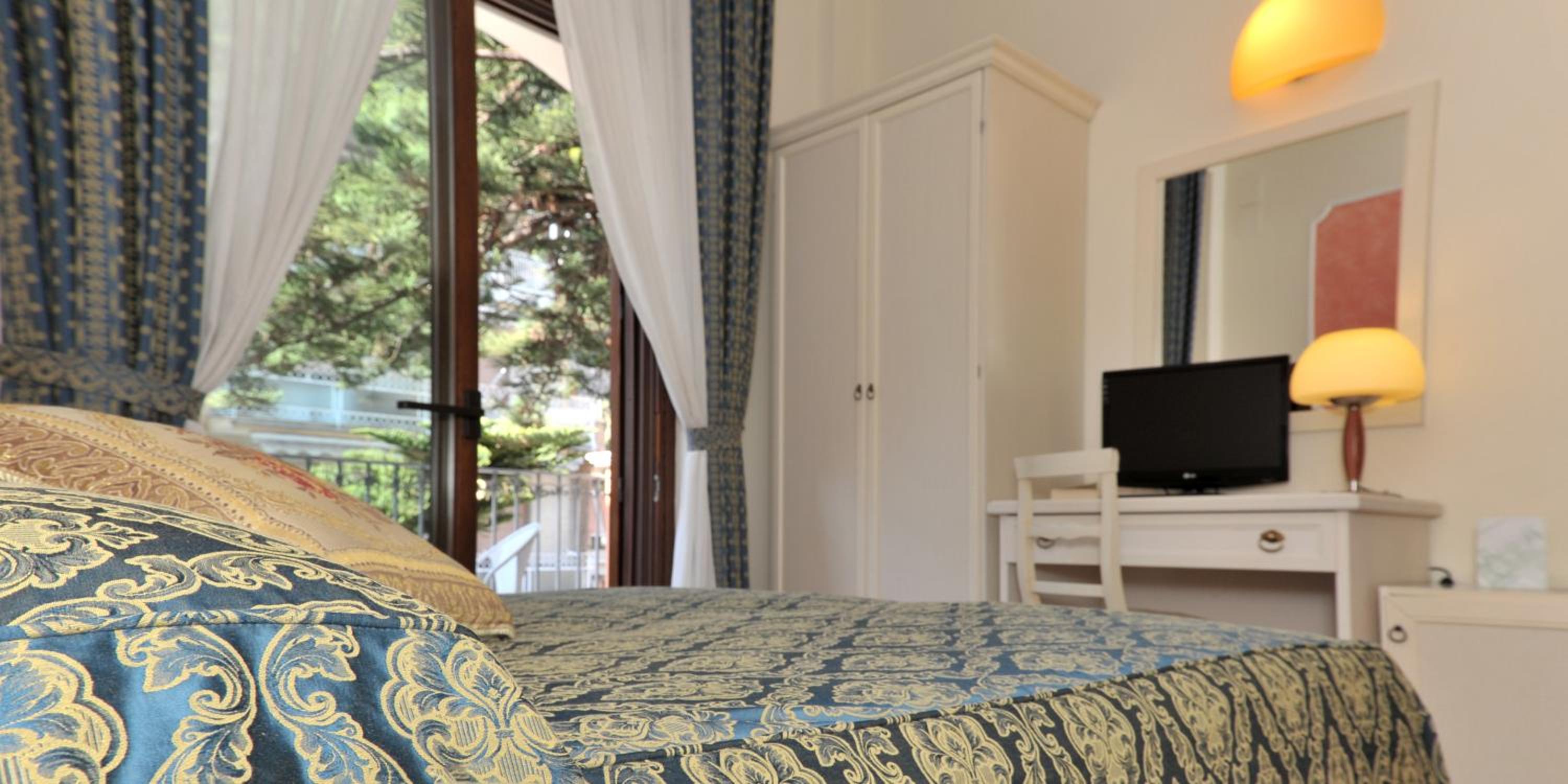 Classic Double Room with Balcony - Photo 6