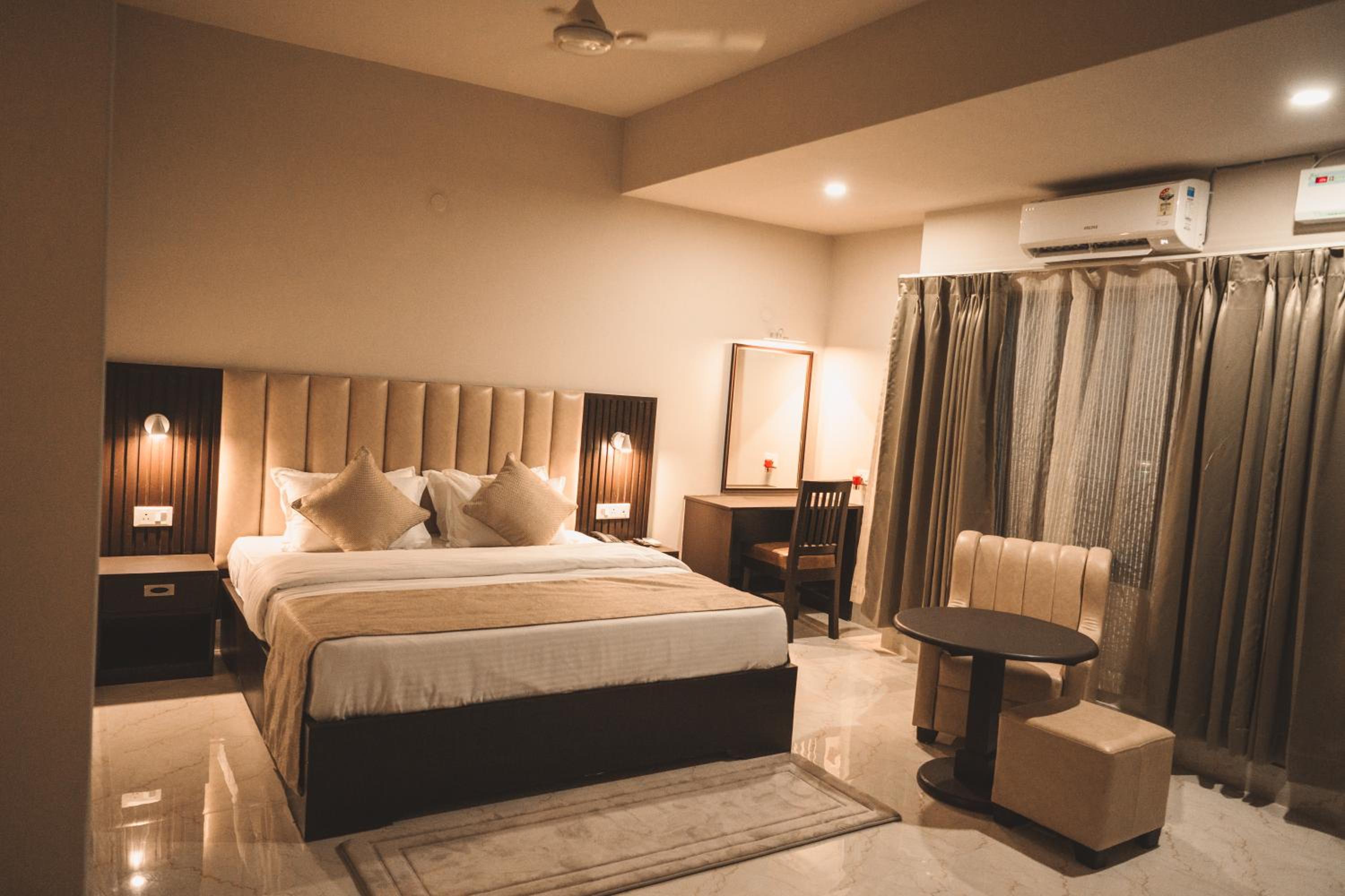 Junior Suite with Pool View photo 1