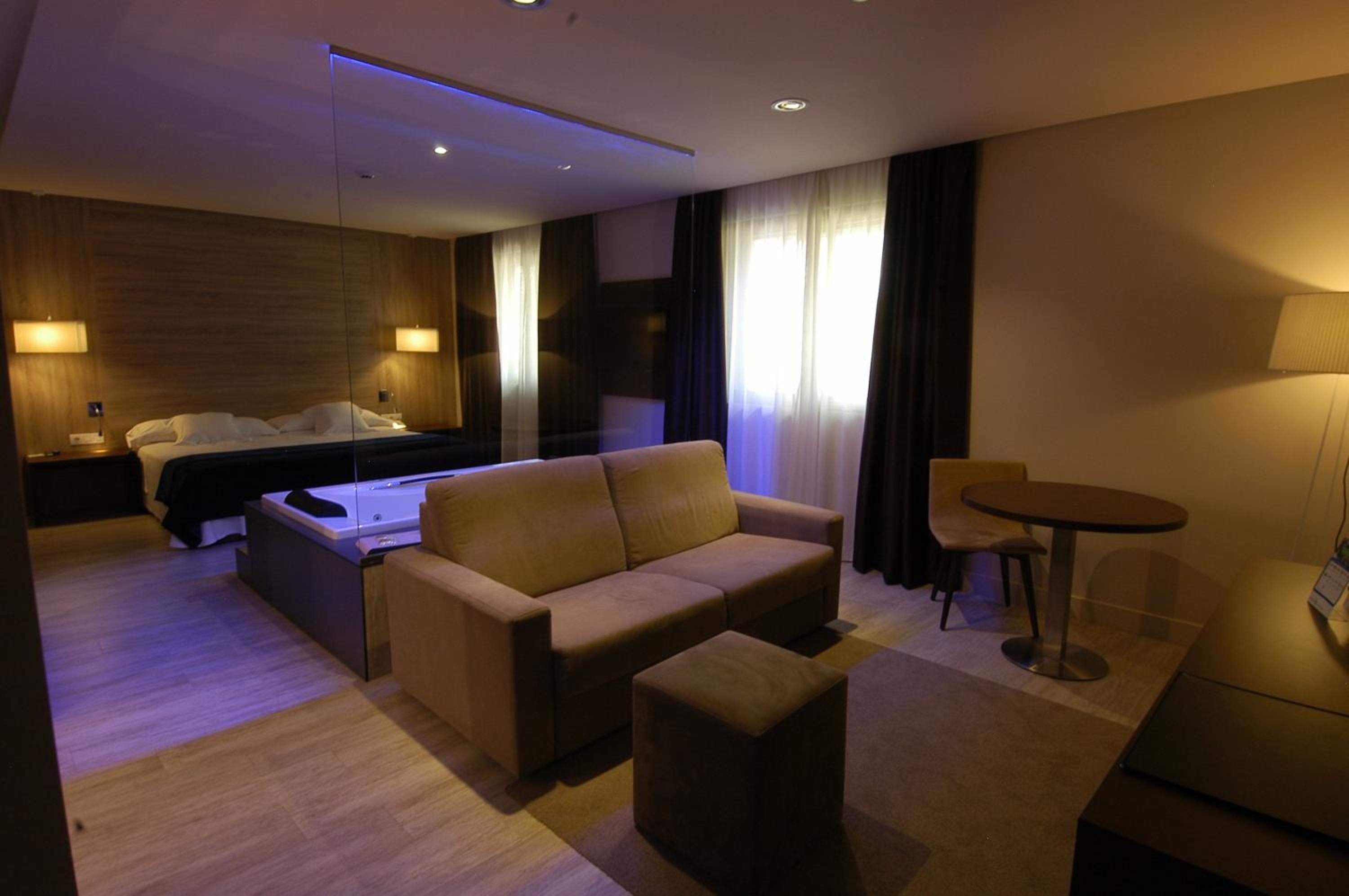 Family Suite with Hot Tub Syrah - Photo 1