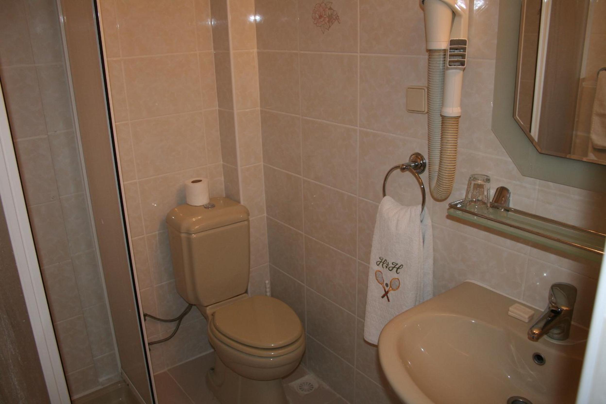Double Room with Back Garden View - Photo 8