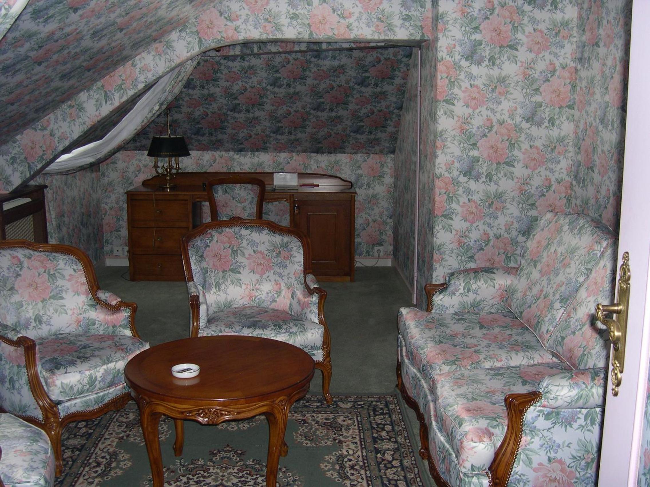 Suite with Spa Bath - Photo 2