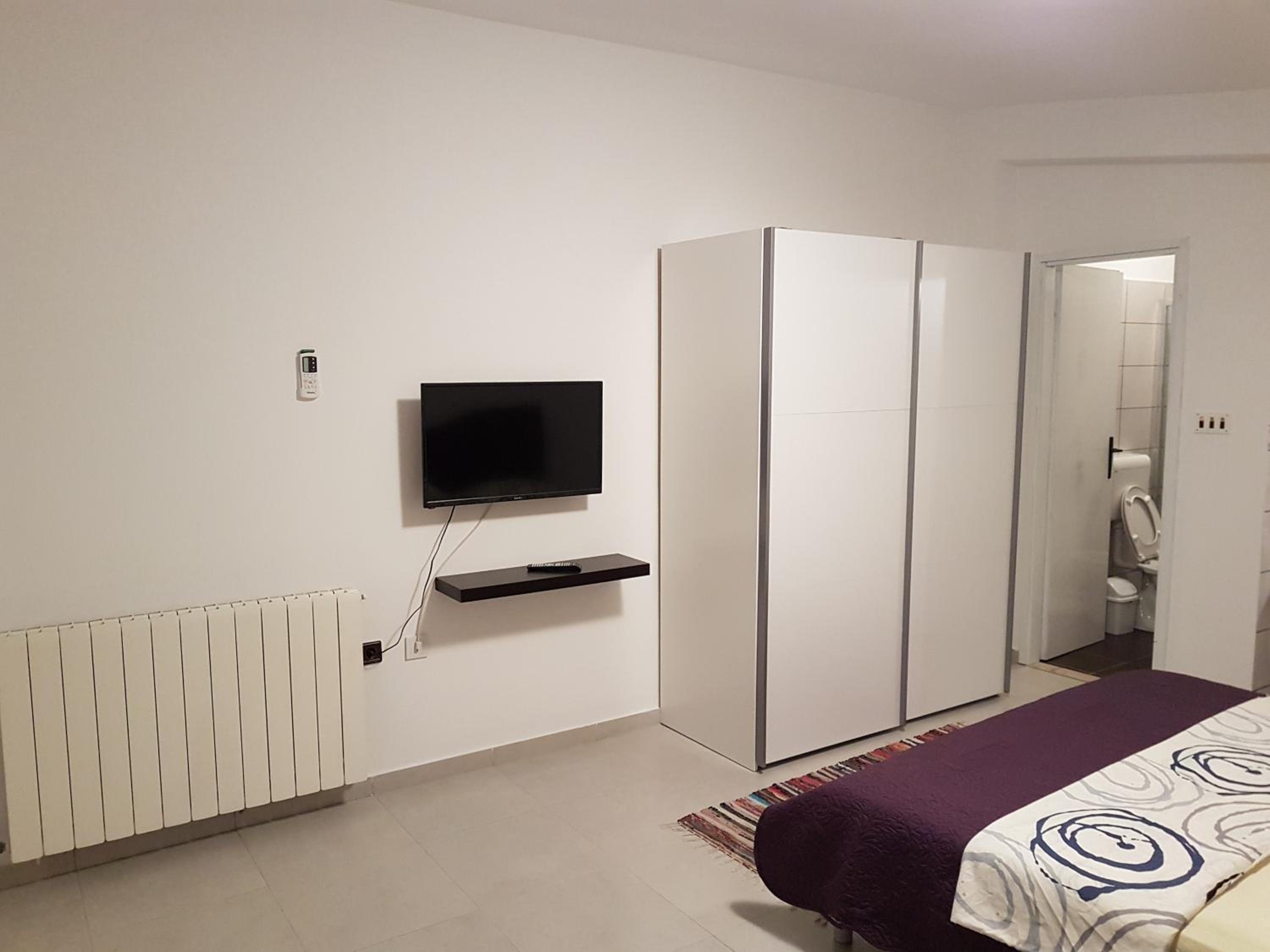 Studio Apartment - Photo 1