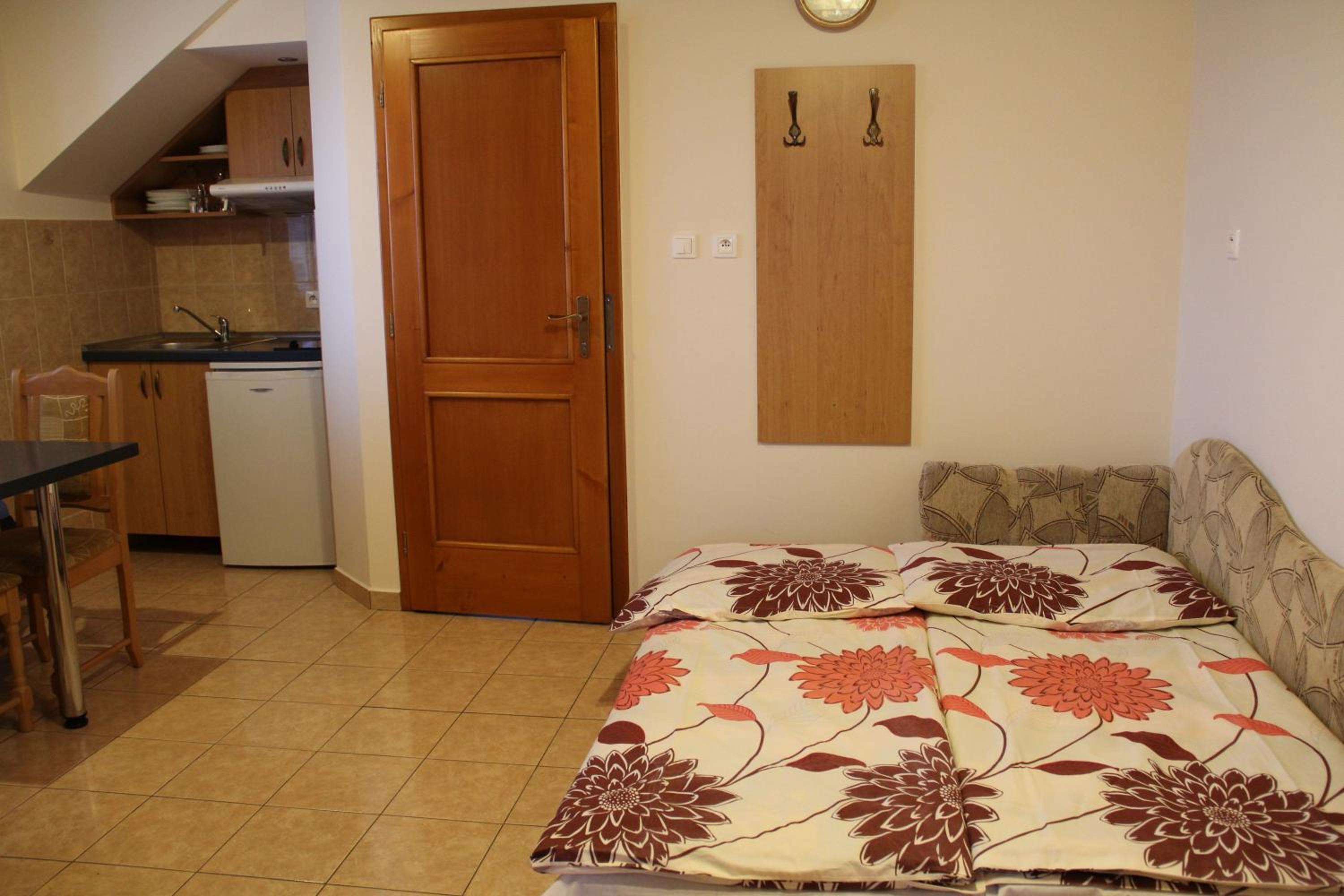 One-Bedroom Apartment photo 1
