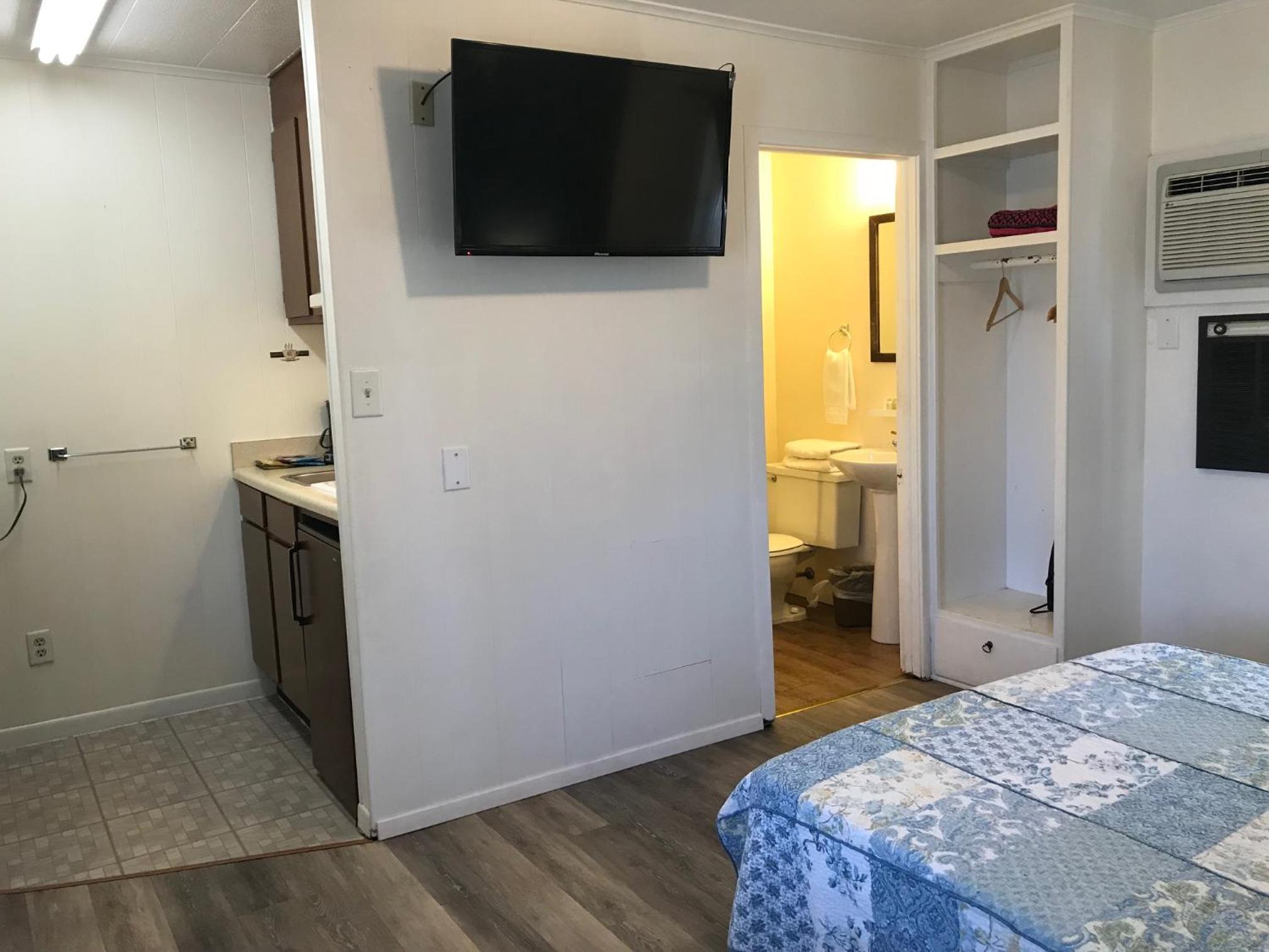 Queen Room with Kitchenette - Photo 1