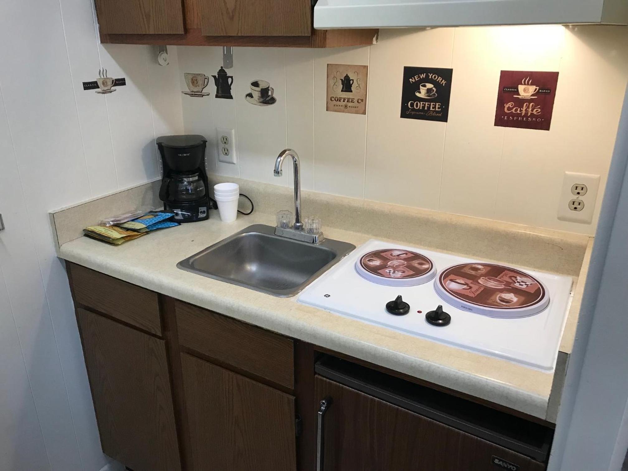 Queen Room with Kitchenette - Photo 13