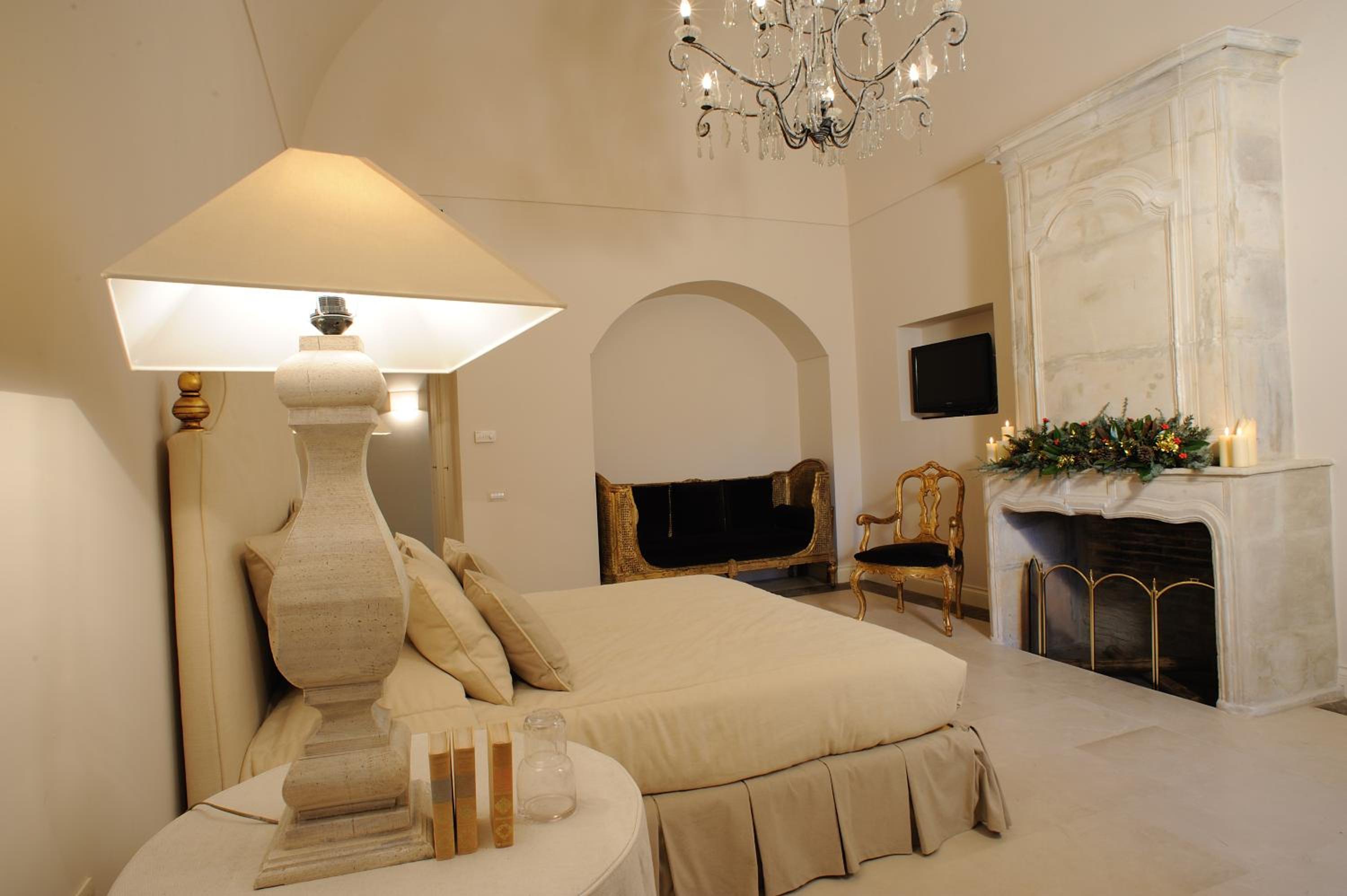 Deluxe Room - Photo 9
