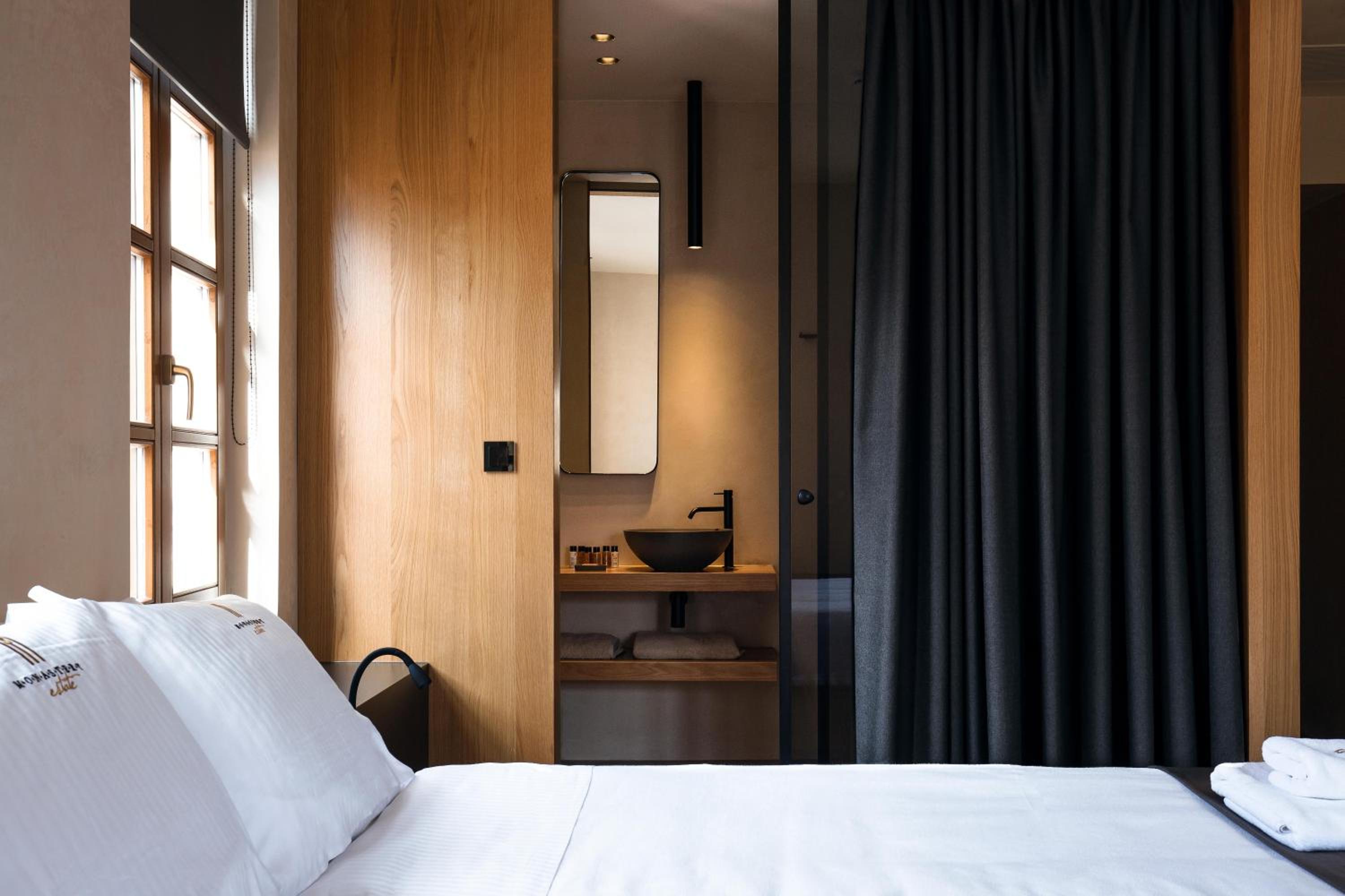 Penthouse Suite with Private Terrace, Hot Tub and Old Town View