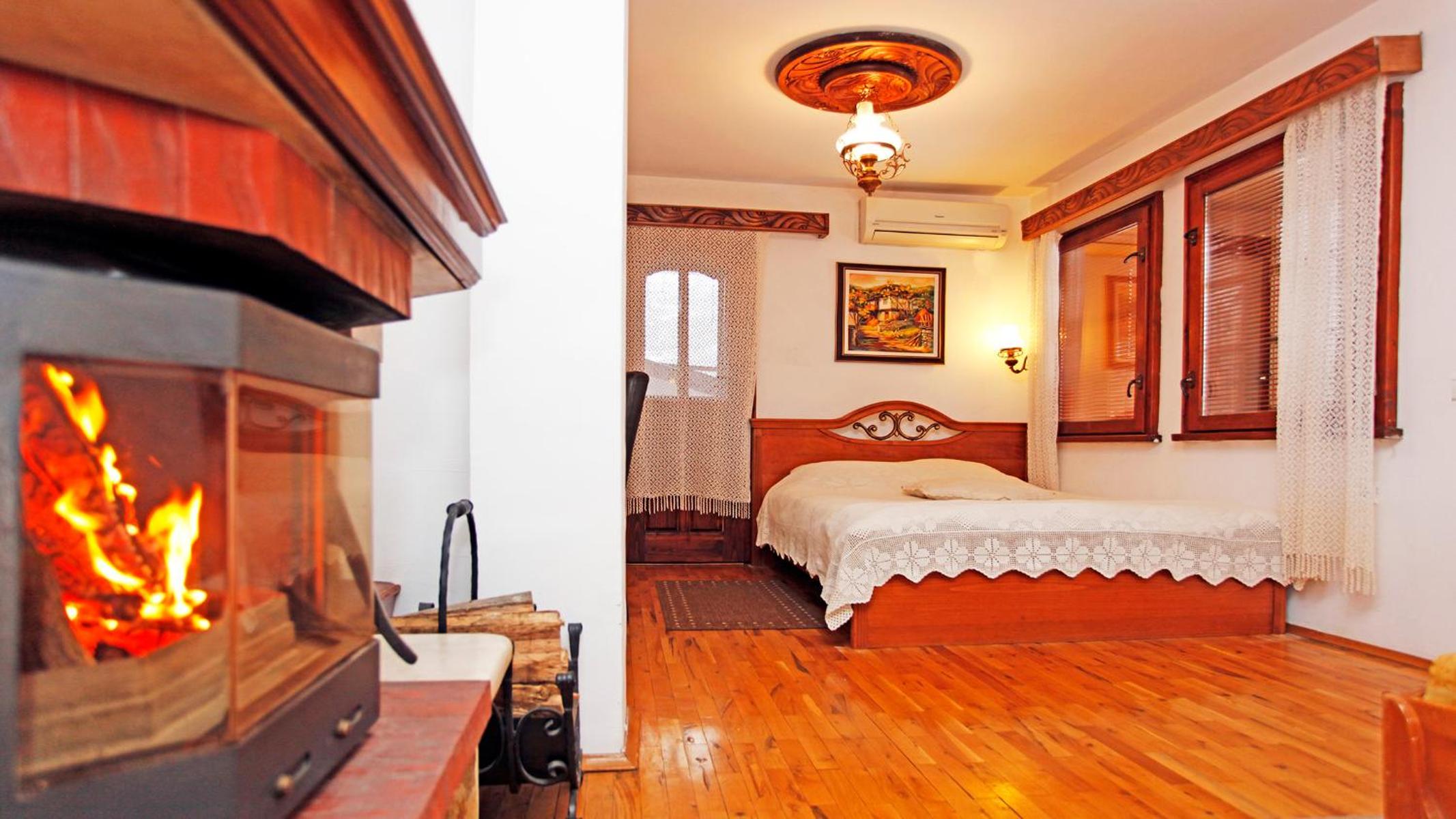 Deluxe Double Room with Balcony - Photo 12