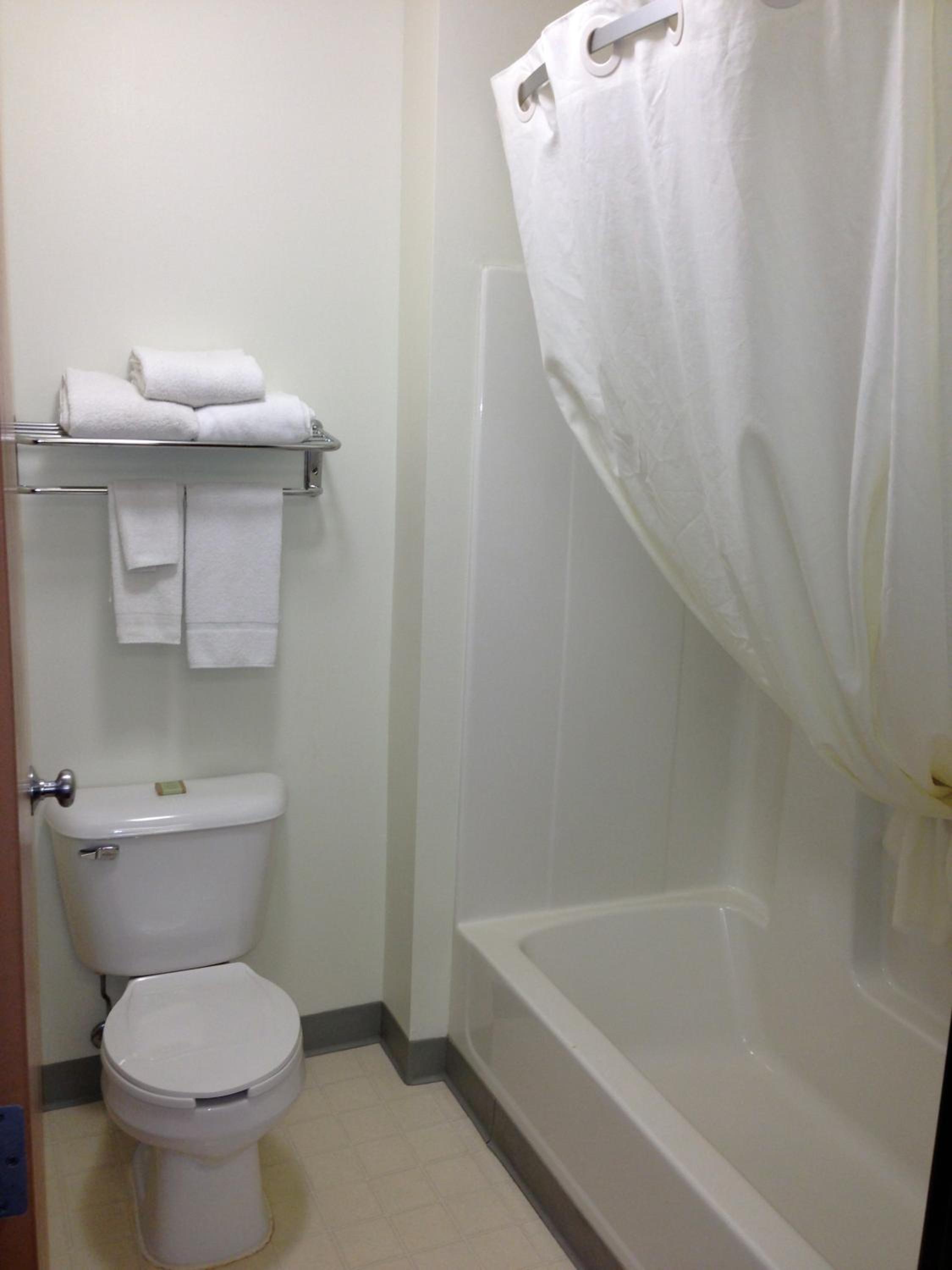 Queen Room with Two Queen Beds - Non-Smoking - Photo 2