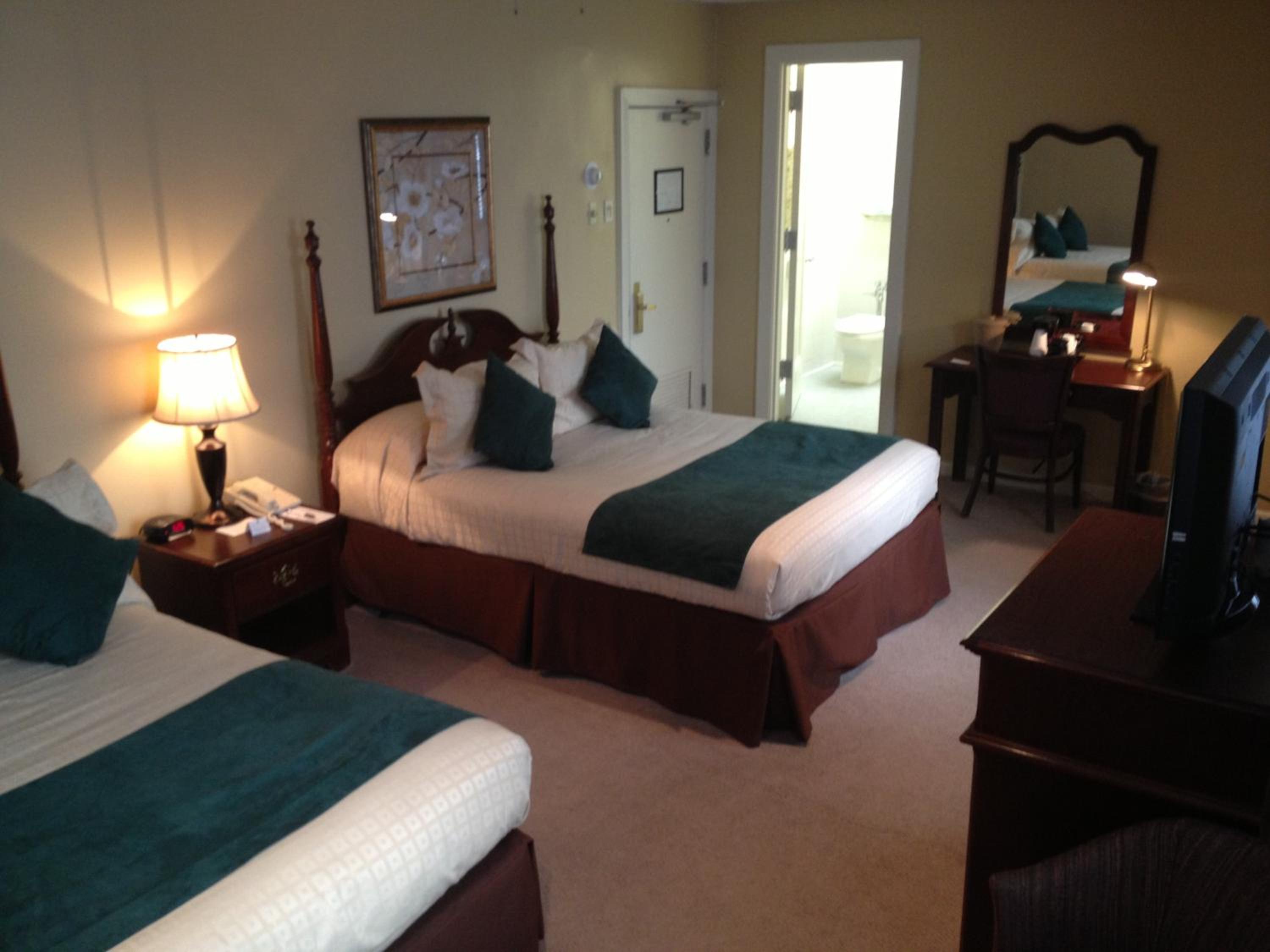 Queen Room with Two Queen Beds - Non-Smoking photo 1