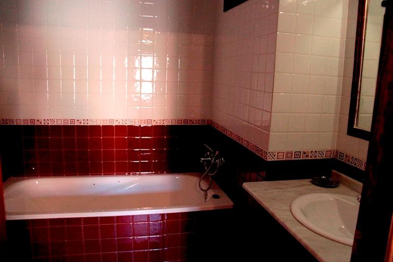 Five-Bedroom House photo 2