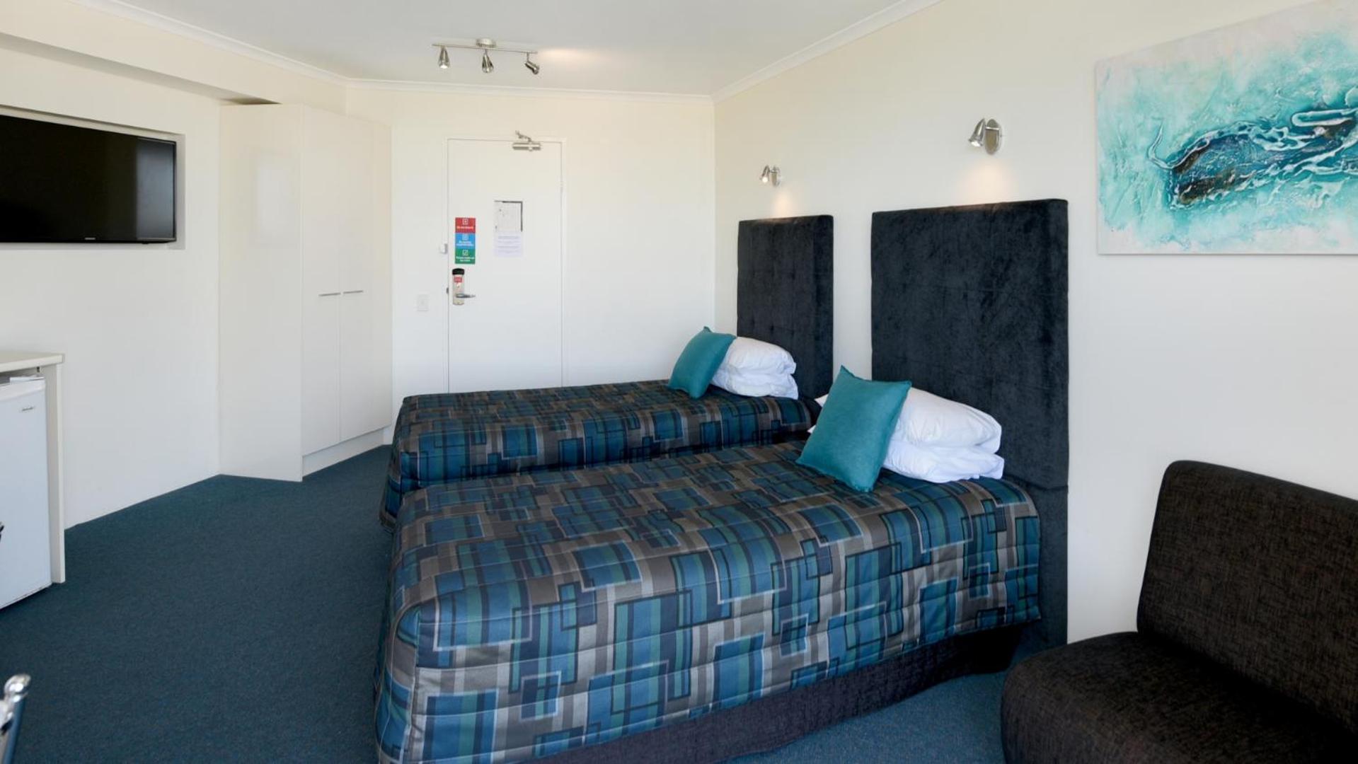 Twin Room - Disability Access - Photo 3