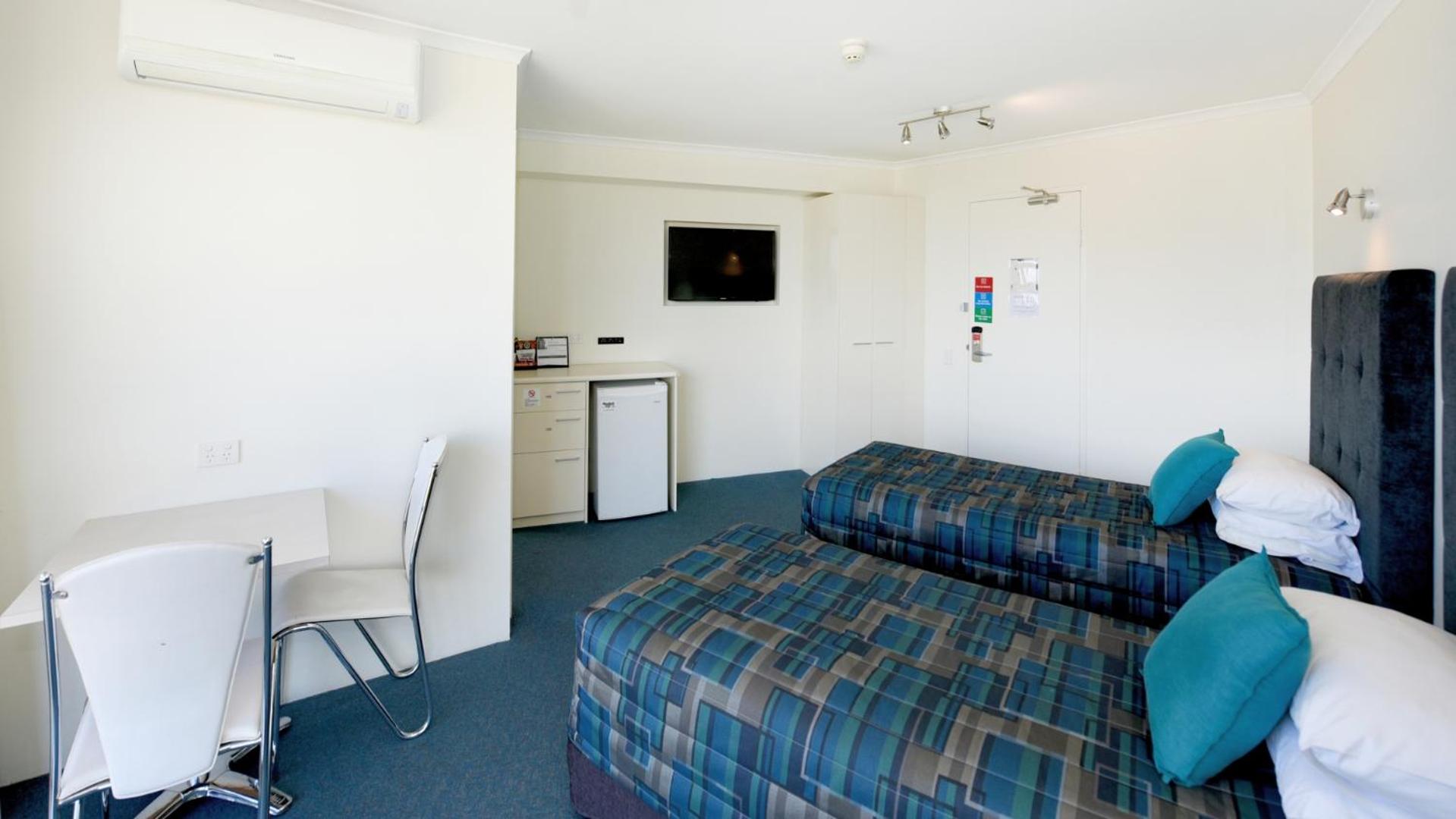 Twin Room - Disability Access - Photo 4