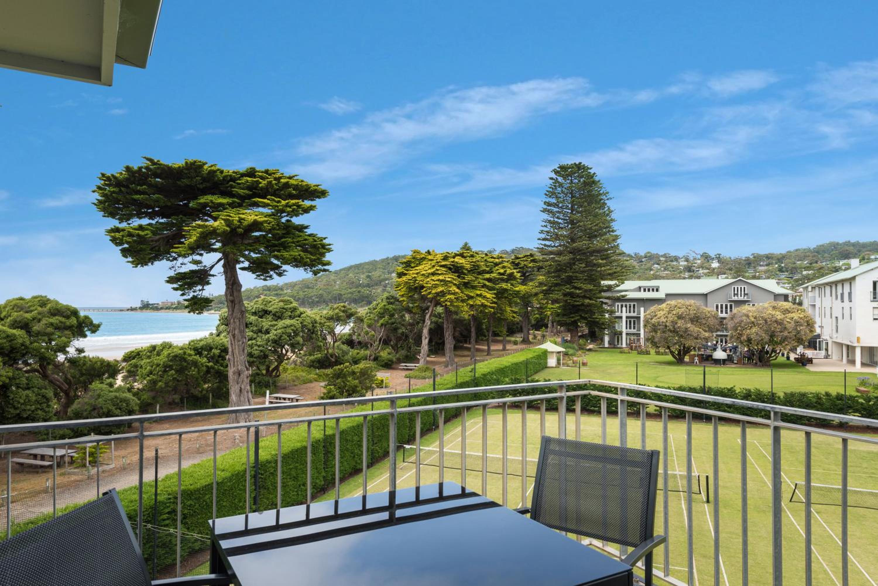 One-Bedroom Apartment With Ocean View - Photo 2